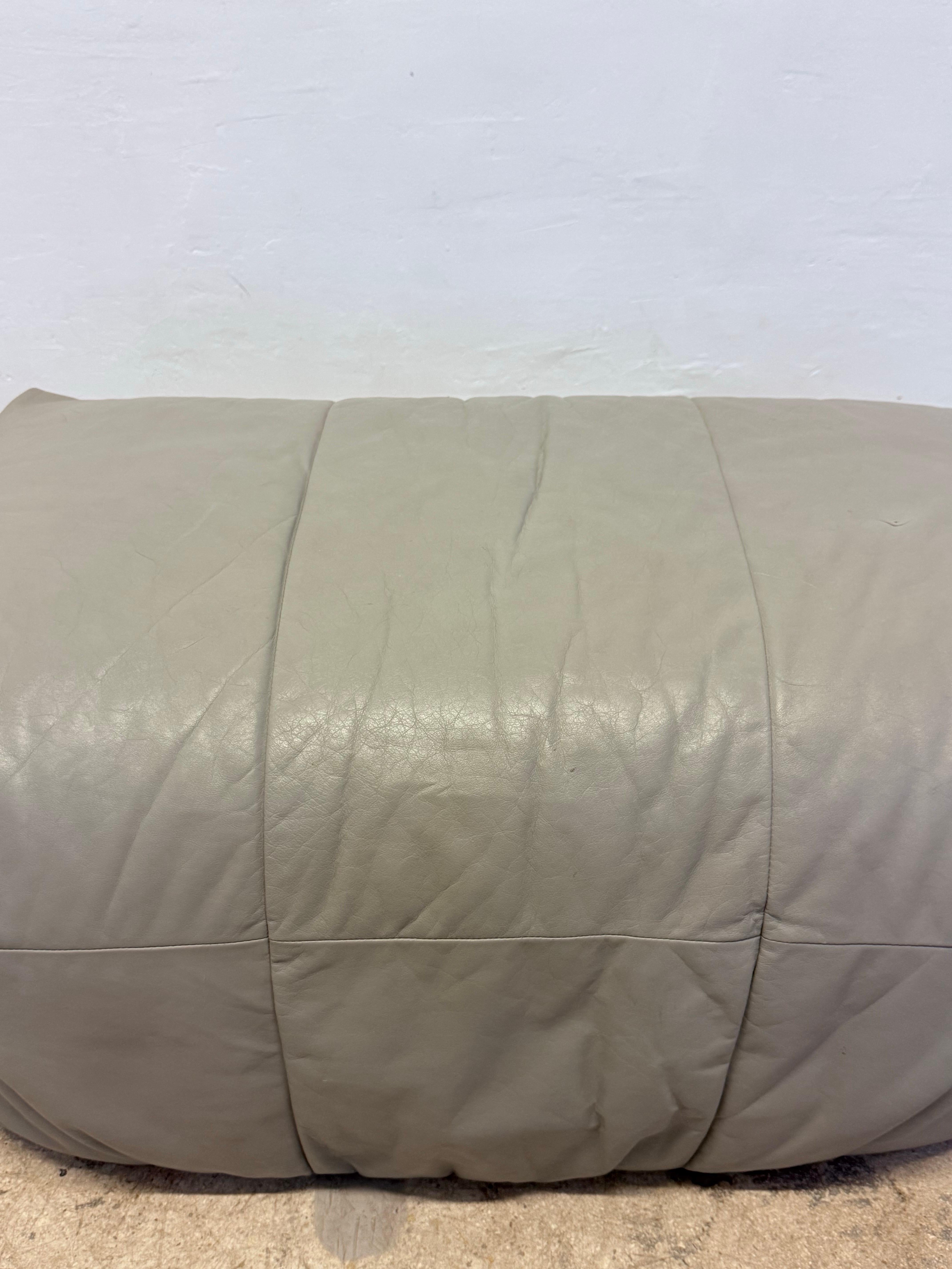 Pouf o poggiapiedi in pelle Michel Ducaroy Brigantin per Ligne Roset, anni '70 in vendita 2