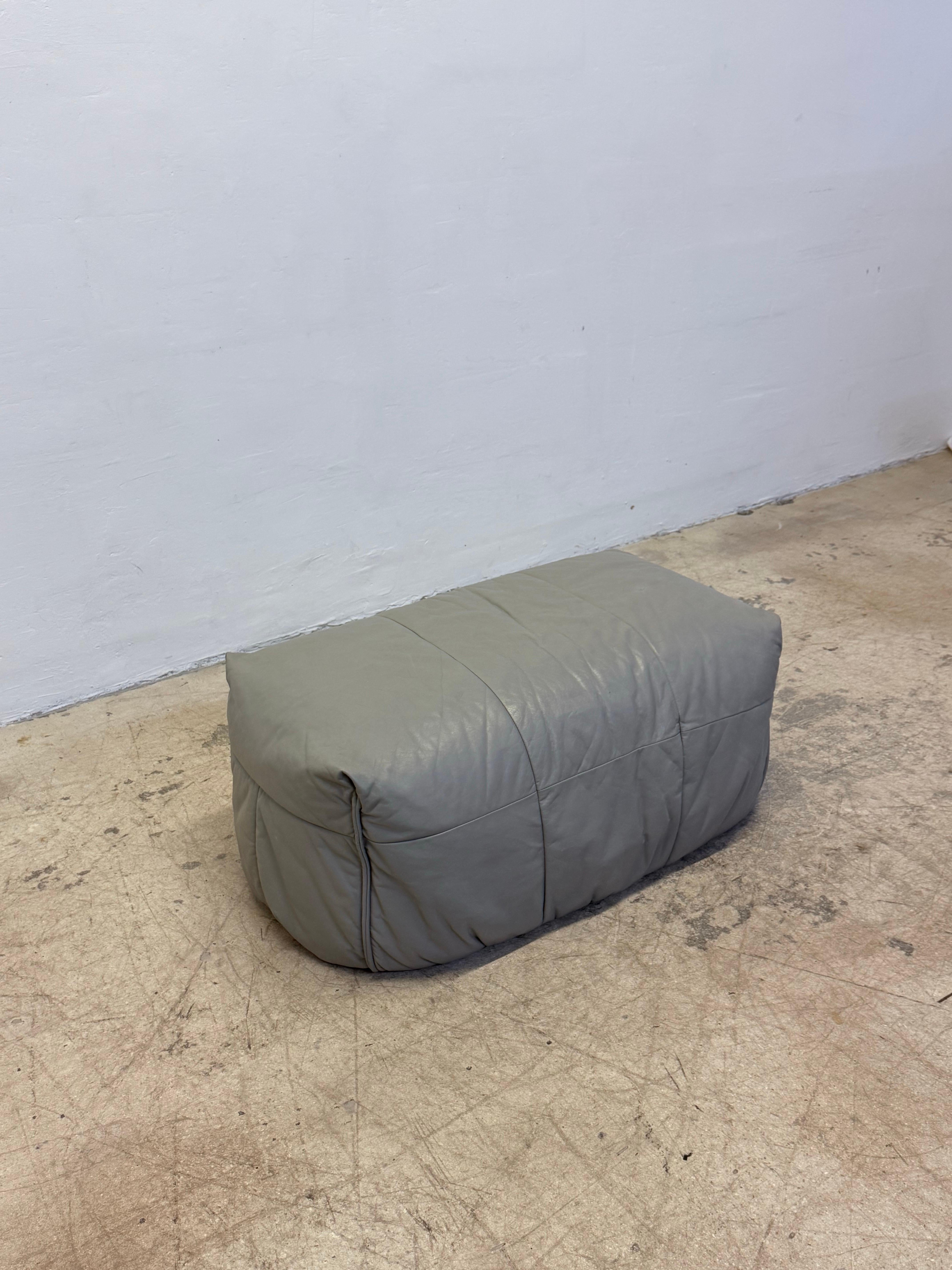 Pelle Pouf o poggiapiedi in pelle Michel Ducaroy Brigantin per Ligne Roset, anni '70 in vendita