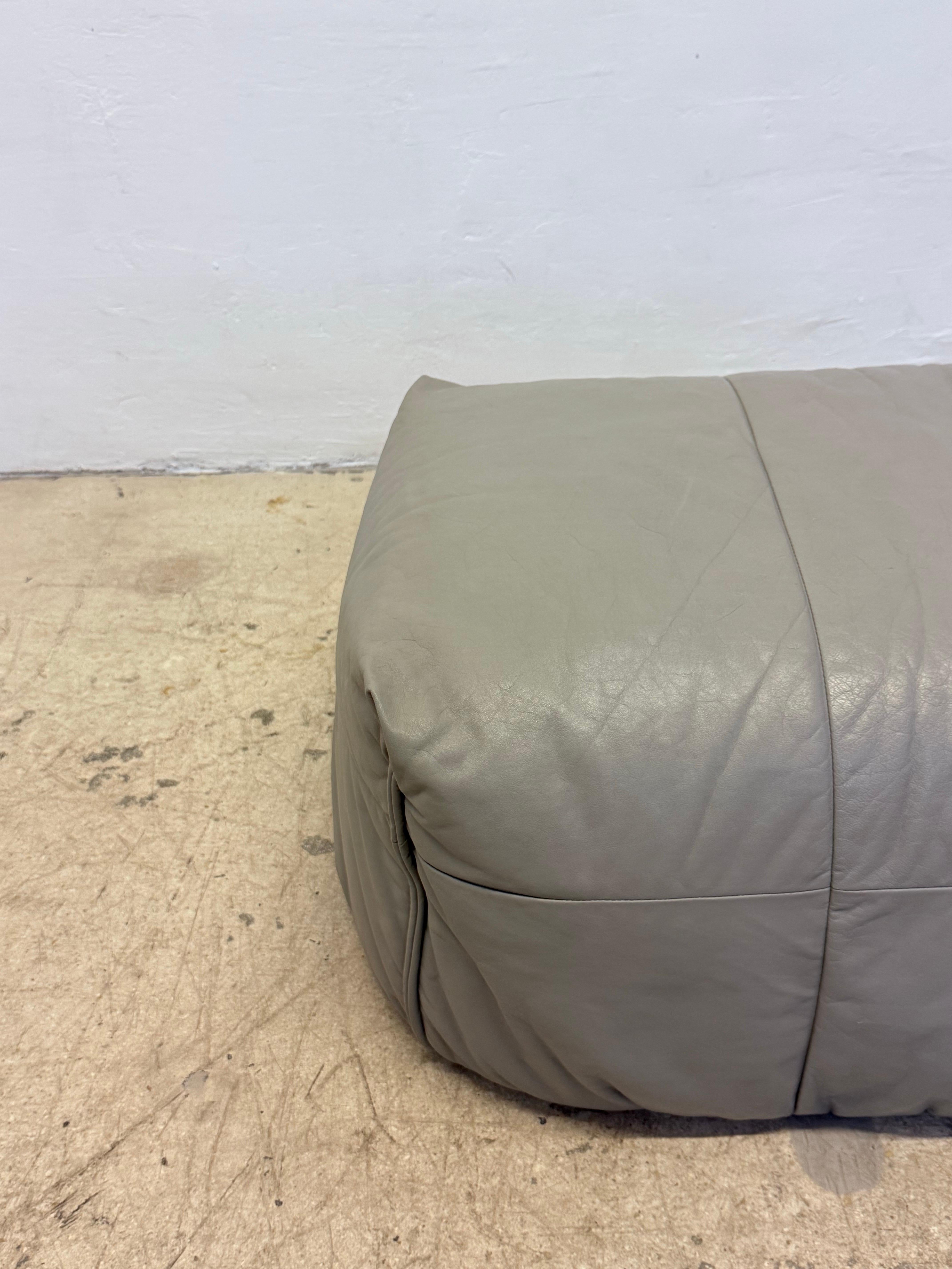 Pouf o poggiapiedi in pelle Michel Ducaroy Brigantin per Ligne Roset, anni '70 in vendita 1