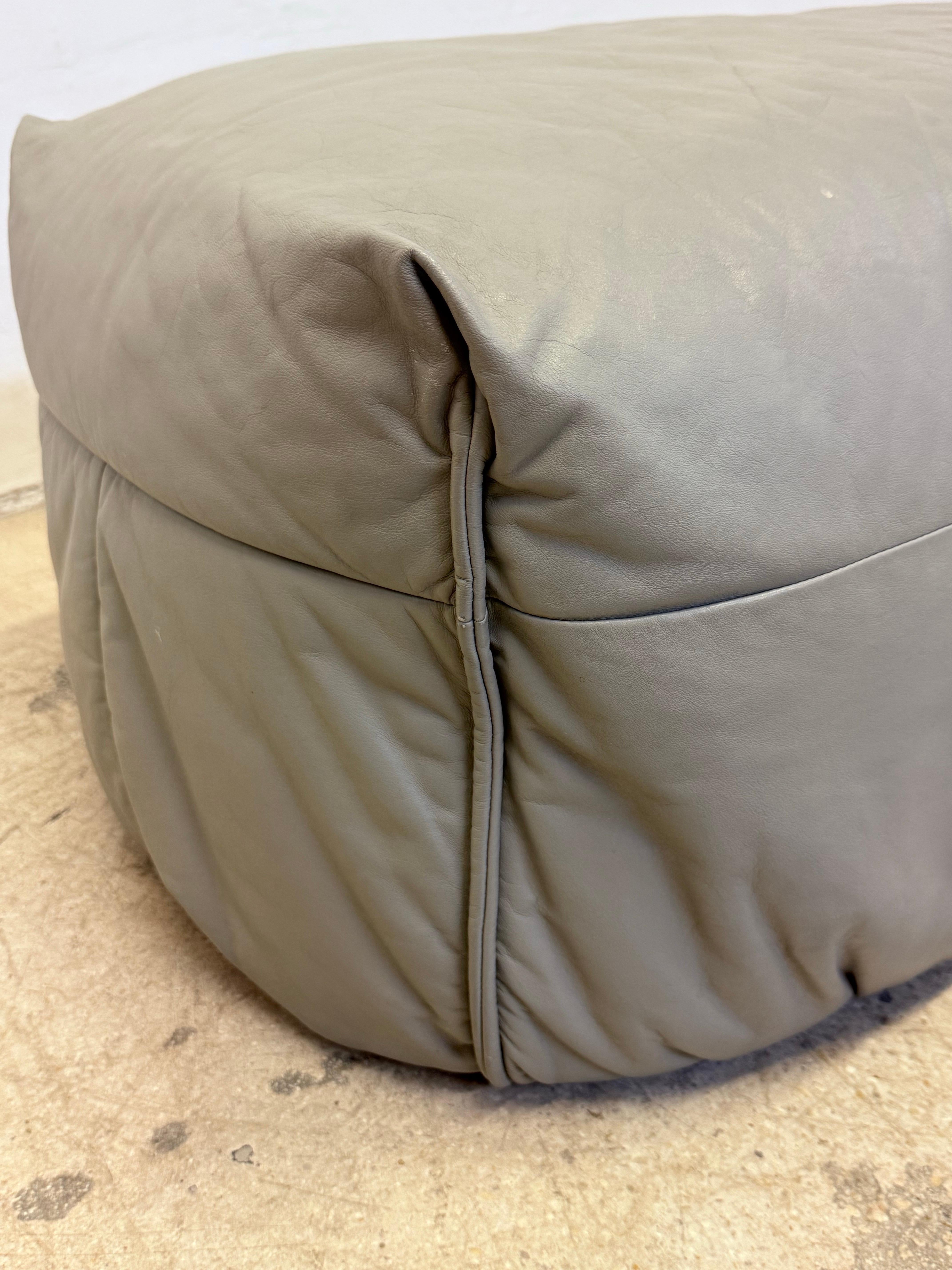 Pouf o poggiapiedi in pelle Michel Ducaroy Brigantin per Ligne Roset, anni '70 in vendita 7