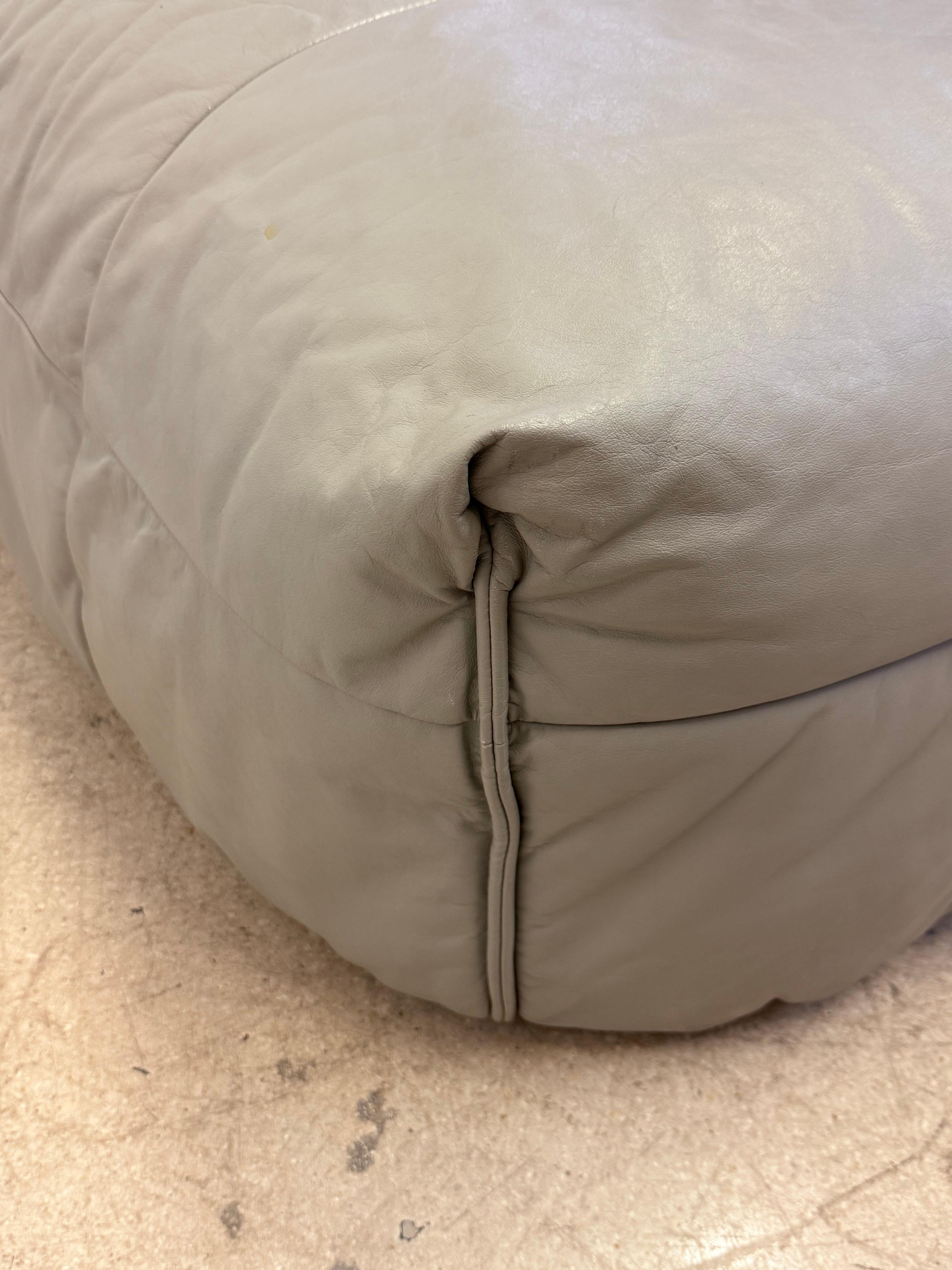 Pouf o poggiapiedi in pelle Michel Ducaroy Brigantin per Ligne Roset, anni '70 in vendita 9