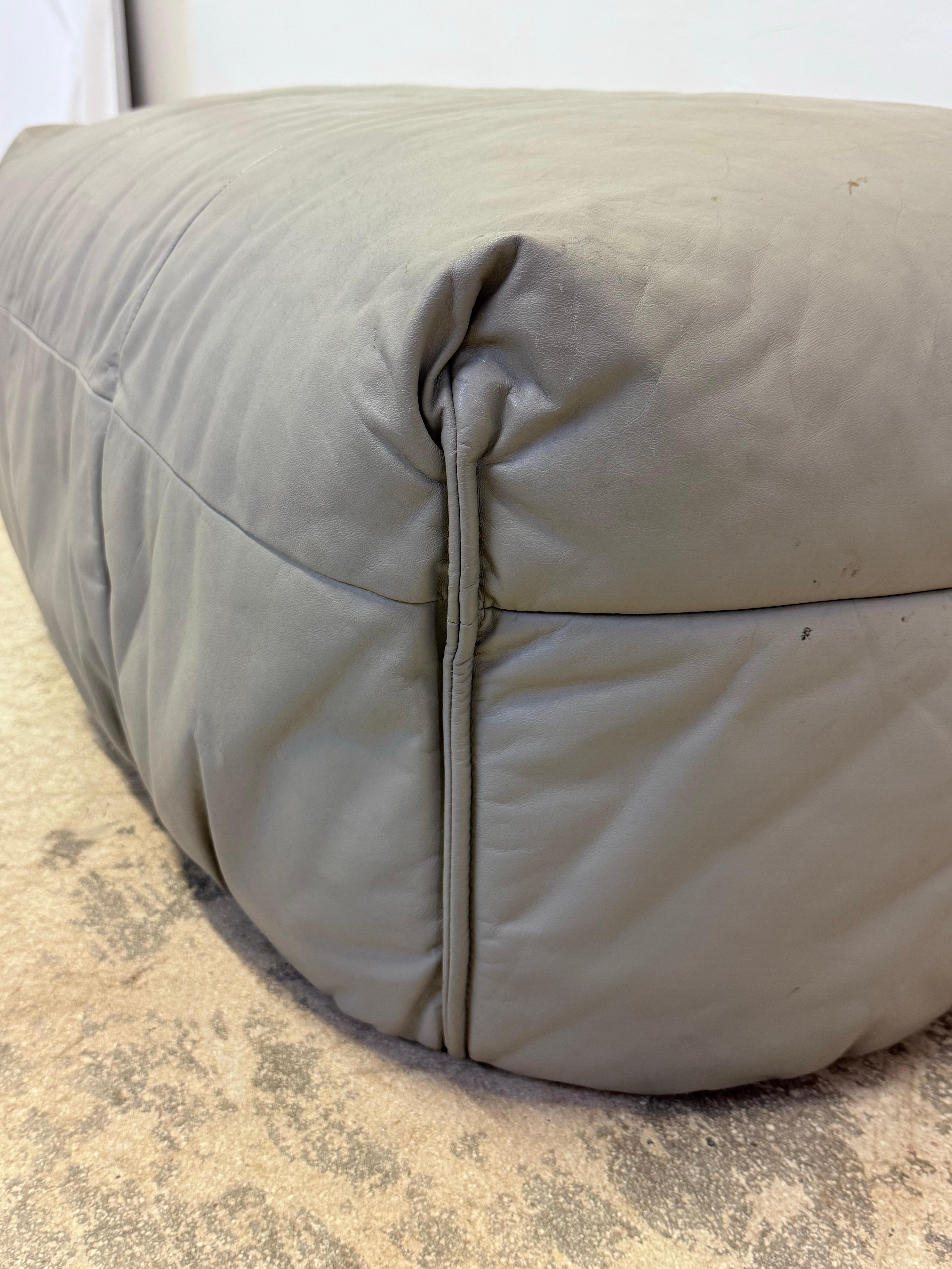 Pouf o poggiapiedi in pelle Michel Ducaroy Brigantin per Ligne Roset, anni '70 in vendita 8