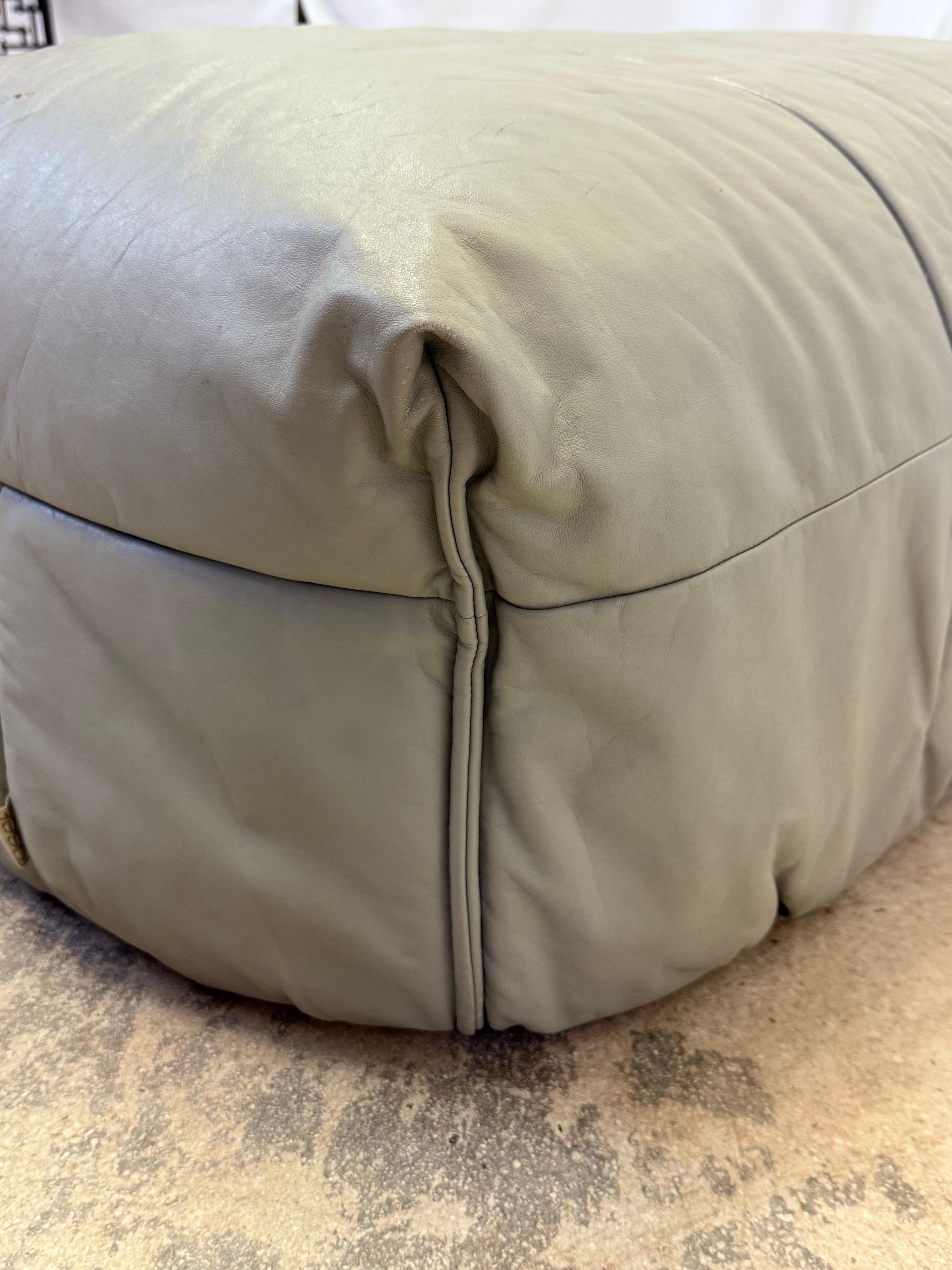 Pouf o poggiapiedi in pelle Michel Ducaroy Brigantin per Ligne Roset, anni '70 in vendita 10