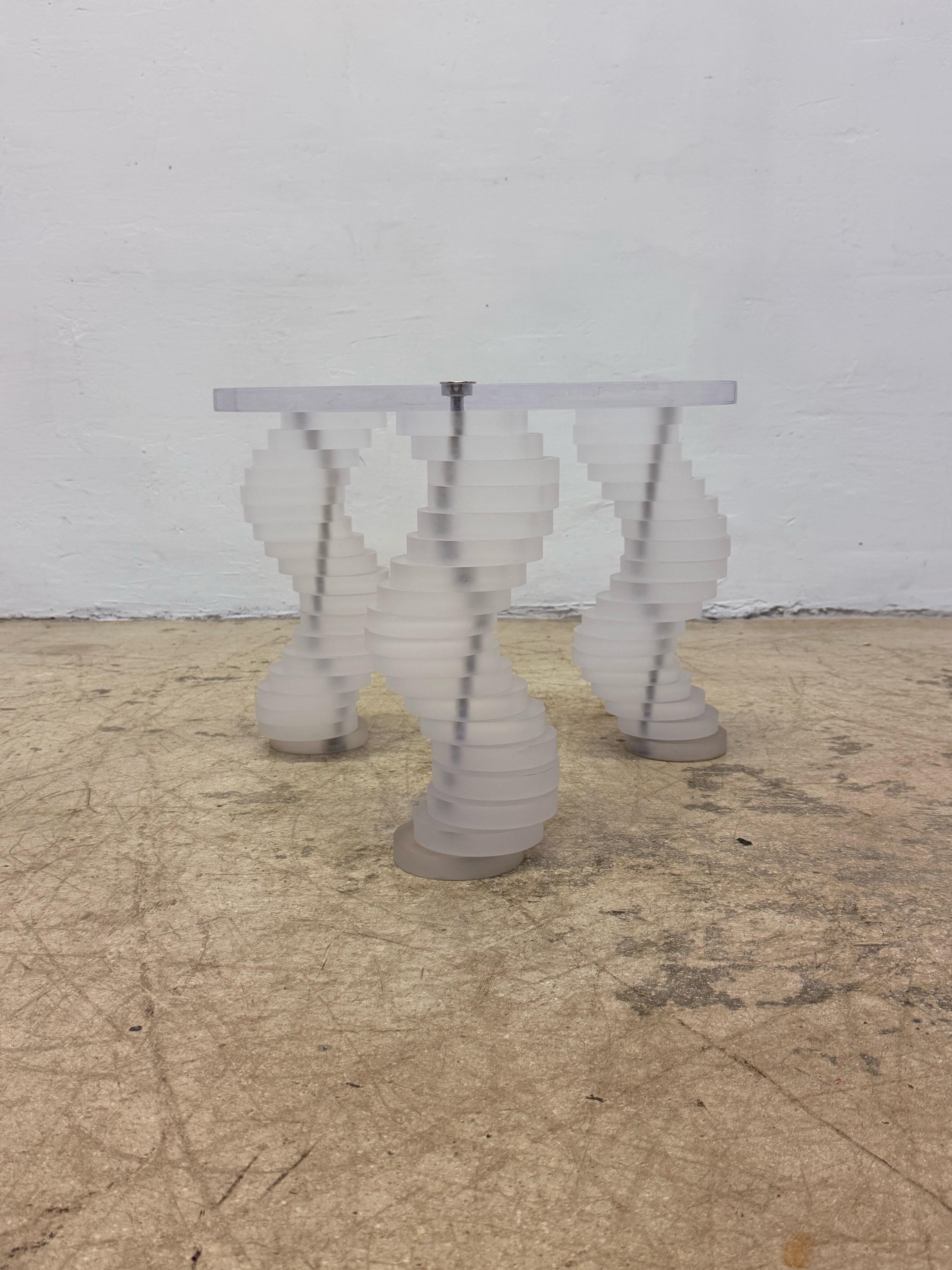 Mid-Century Sculptural Lucite Side Table with Spiral Lucite Legs, 1970s For Sale 3