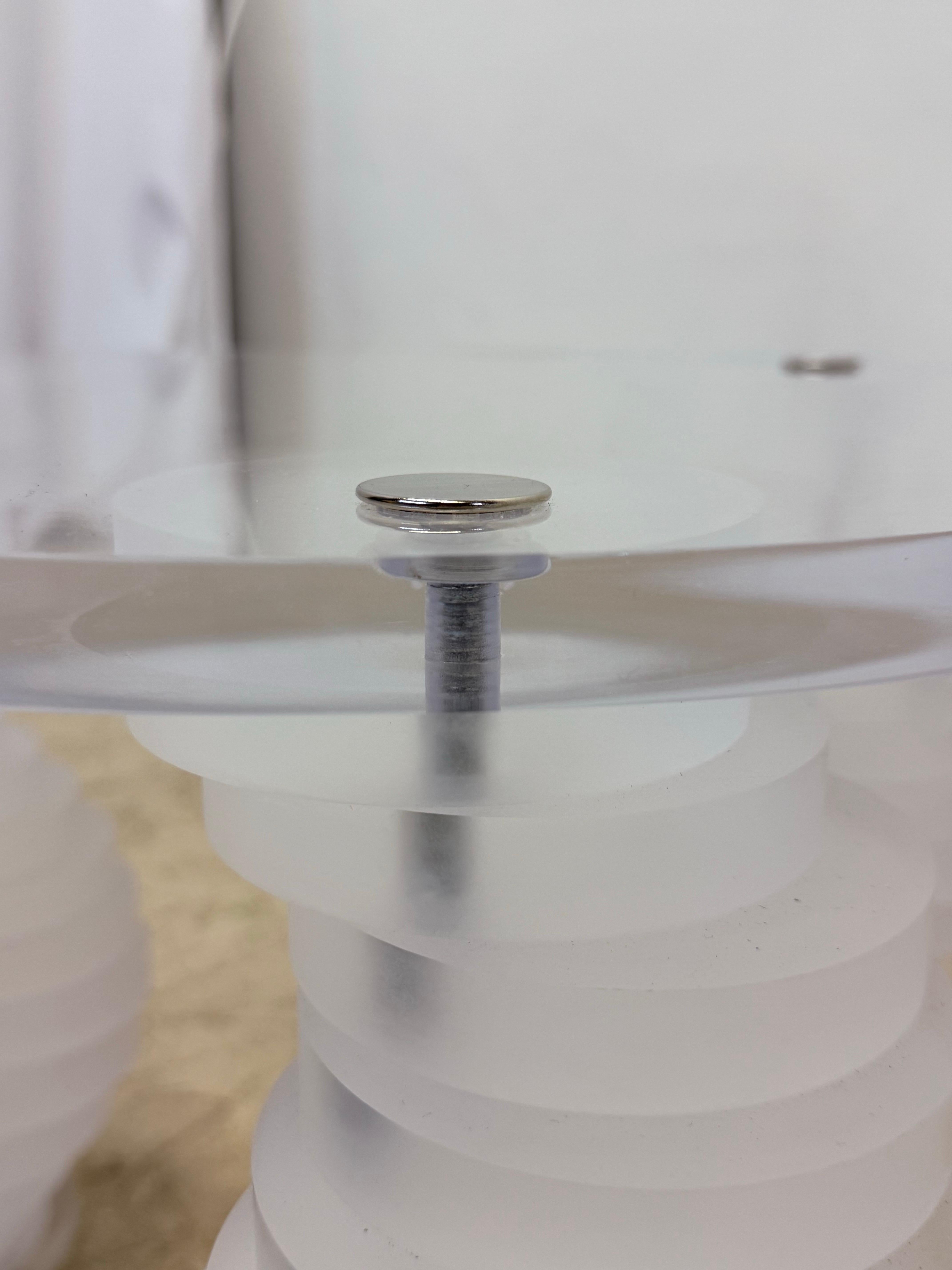 Mid-Century Sculptural Lucite Side Table with Spiral Lucite Legs, 1970s For Sale 5