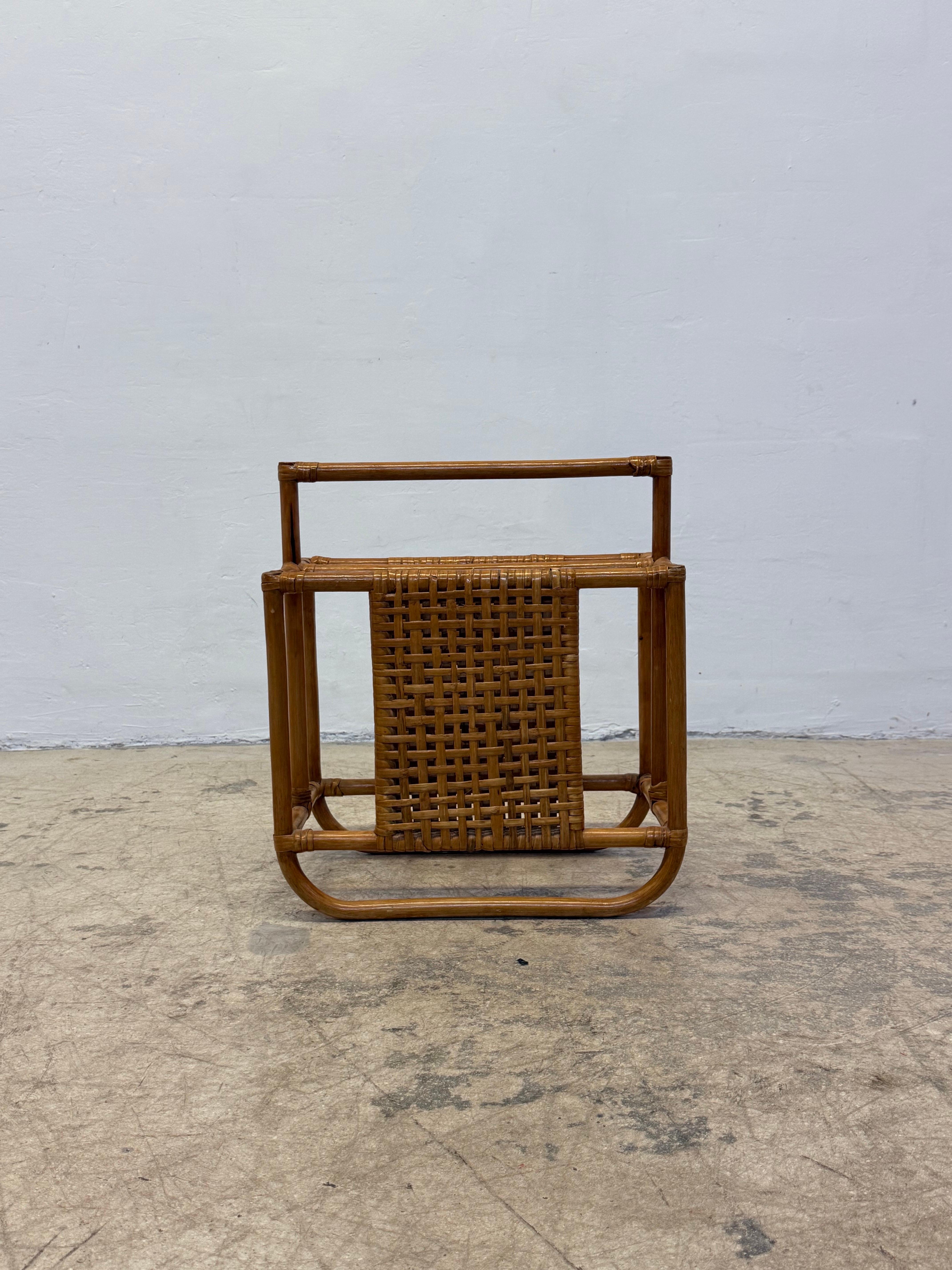 Portariviste di metà secolo in bambù e rattan con maniglia per il trasporto, anni '70.