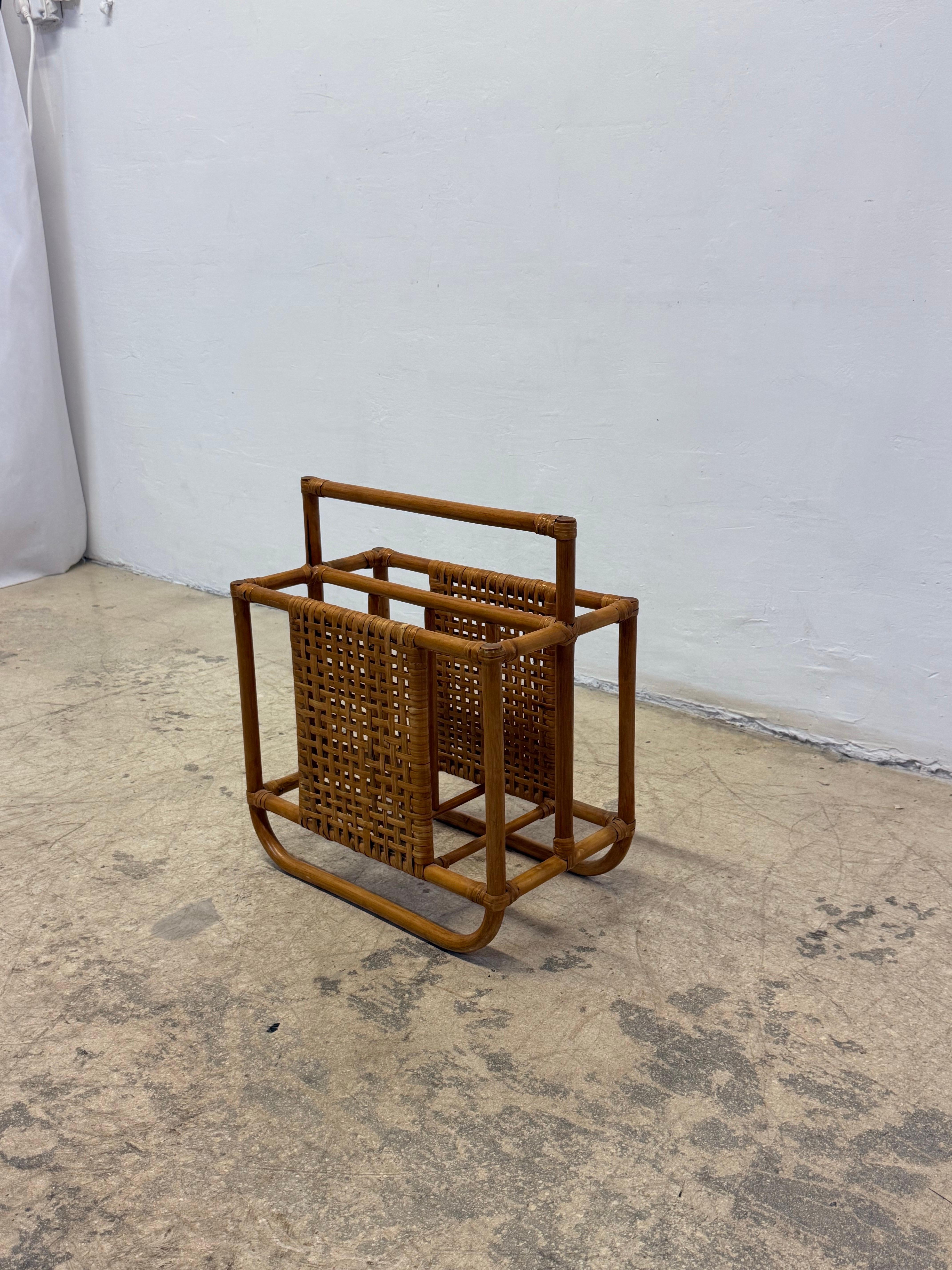 Portariviste di metà secolo in bambù e rattan, anni '70 In condizioni buone in vendita a Miami, FL