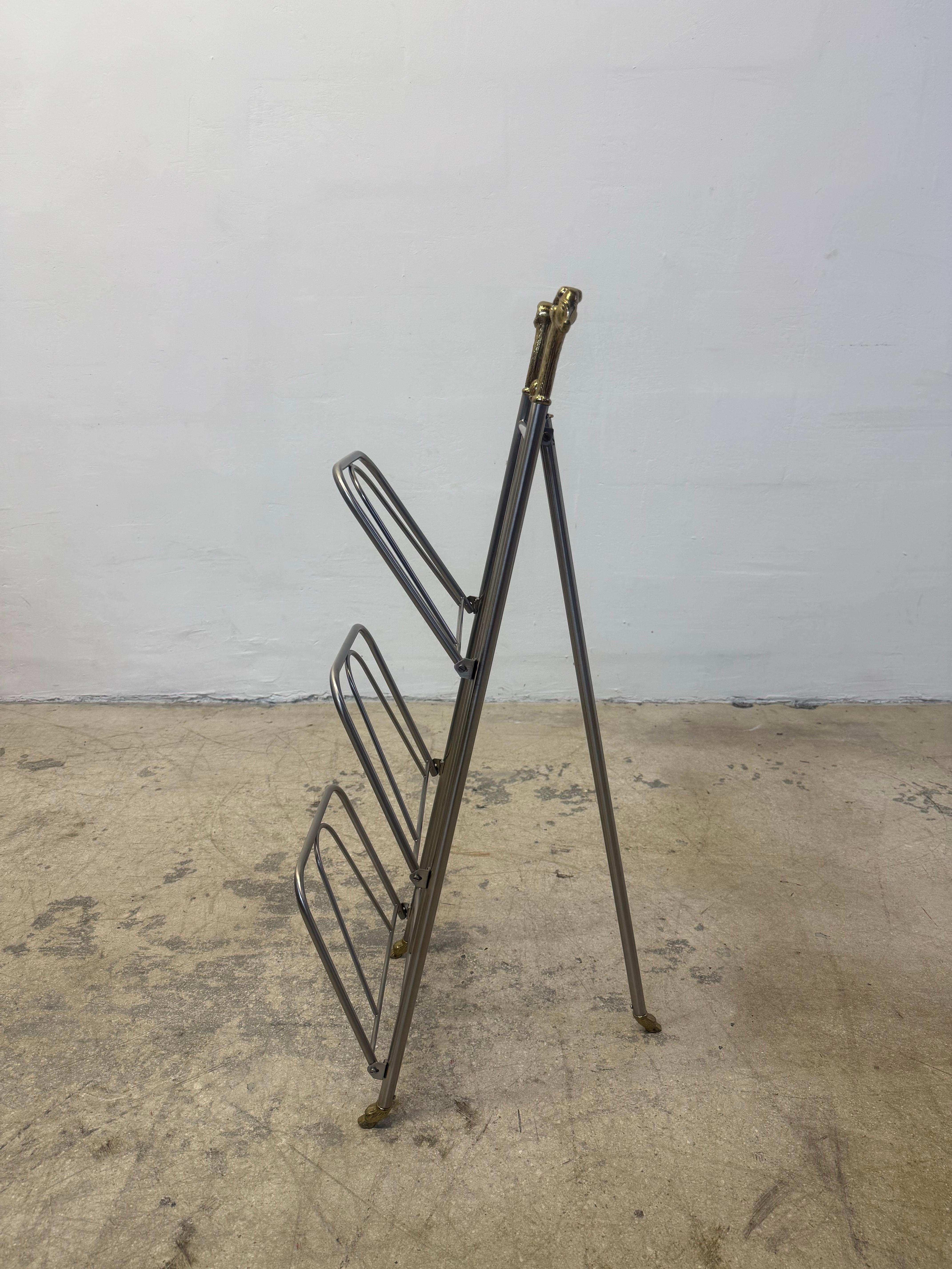 Mid-Century moderno Portariviste in stile Maison Jansen in acciaio e ottone con testa e piedi a forma di trave, Italia in vendita