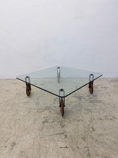 Table basse postmoderne en verre sur roulettes d'après Gae Aulenti, années 1990