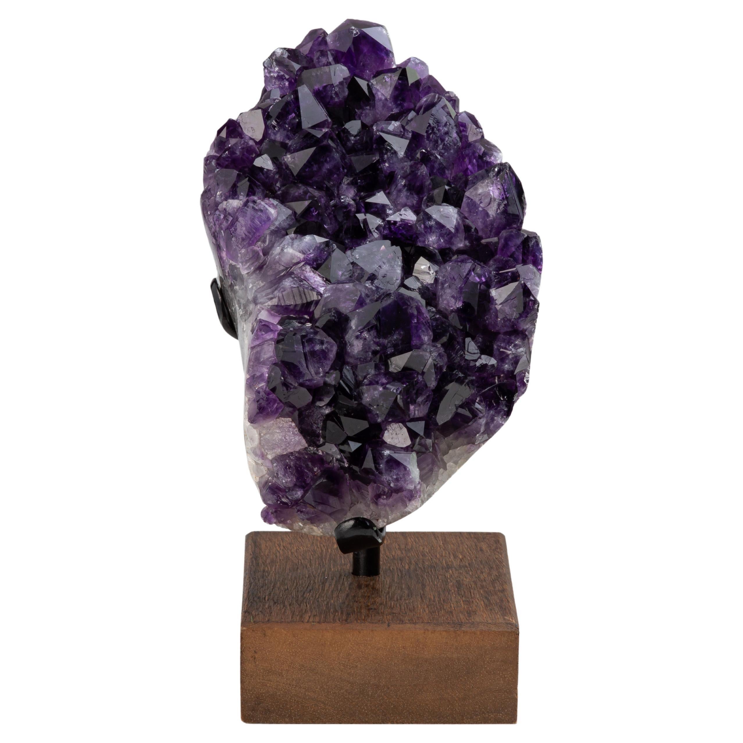 Exemplar eines Amethyst- Mineralexemplars mit hohen Kristallspitzen auf Holzständer