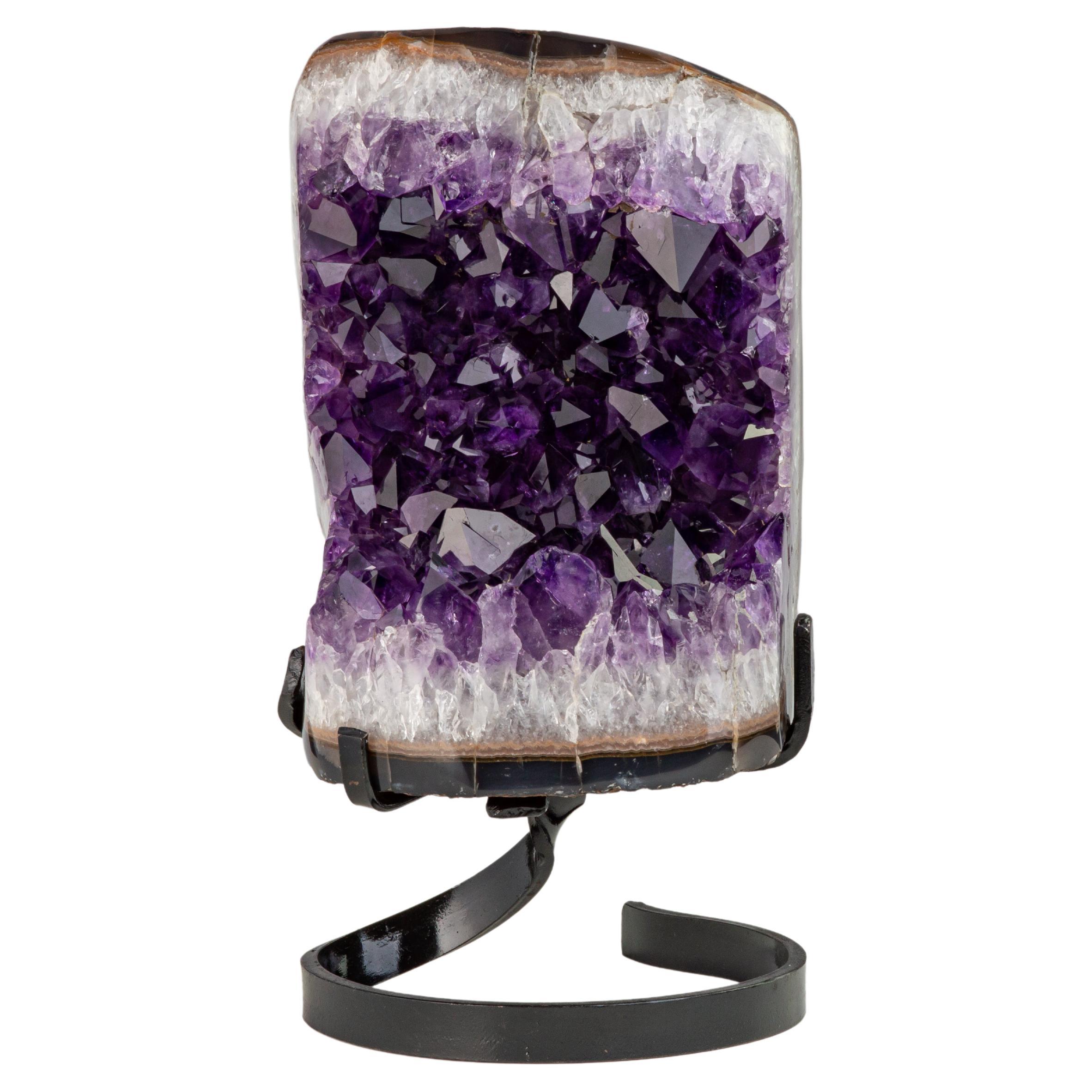 Amethyst- Mineral-Skulptur mit hohen Kristallspitzen auf Metallständer