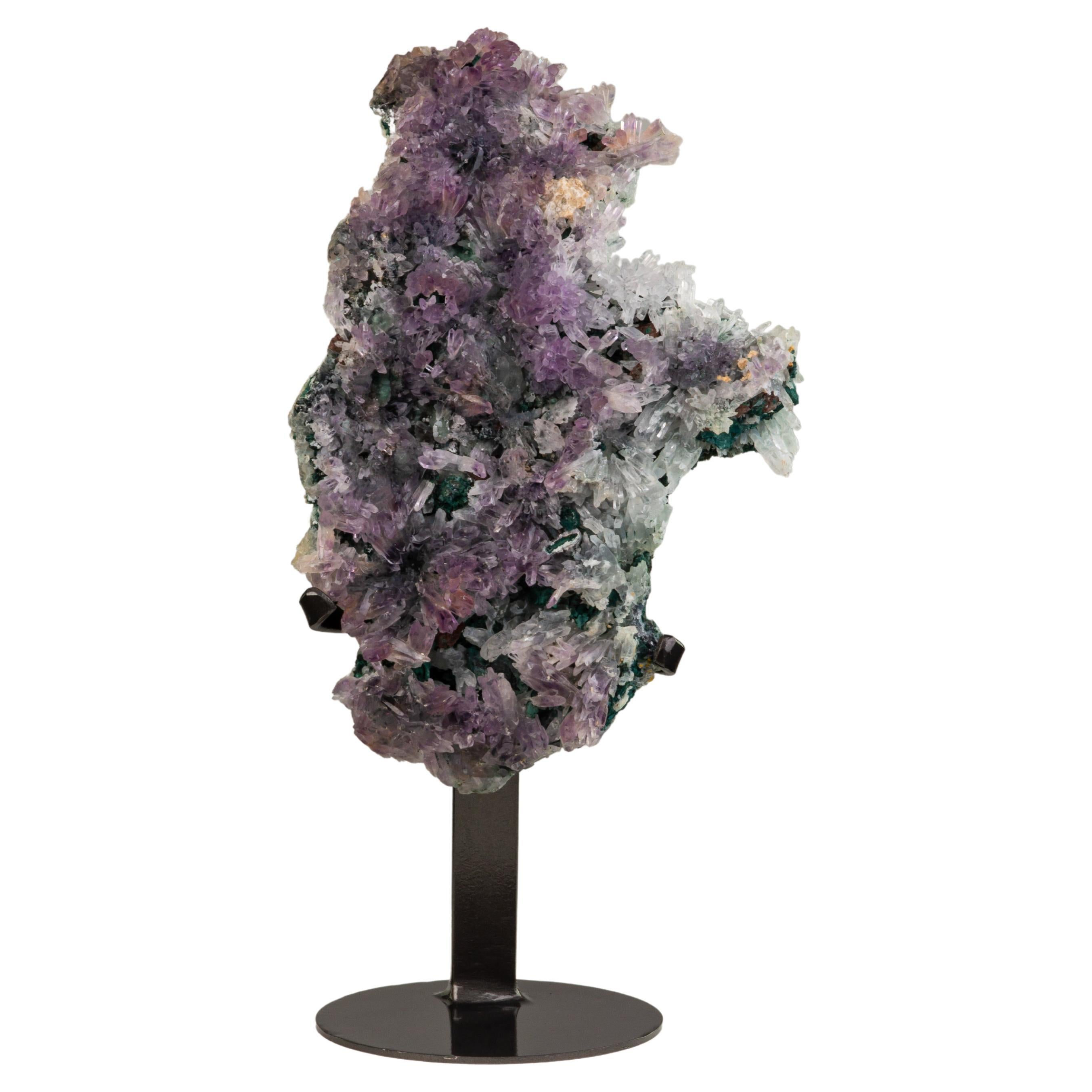 Améthyste violette bleutée sur quartz gonflant en vente