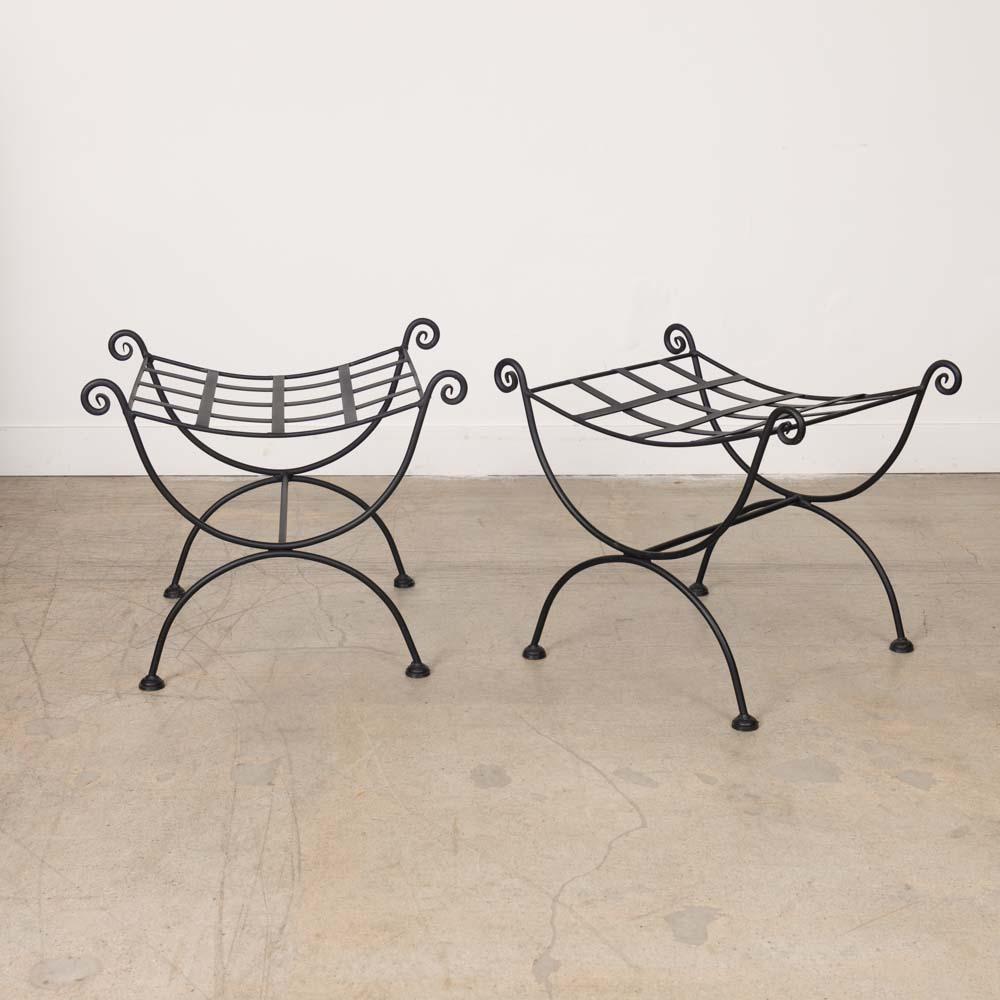 Preciosa pareja de taburetes de hierro curulado procedentes de Francia, años 20. Cuerpo curvo de hierro forjado con detalle de lazo. Asiento listo para tapizar. El acabado original muestra una pátina y un envejecimiento agradables. Perfecto para una