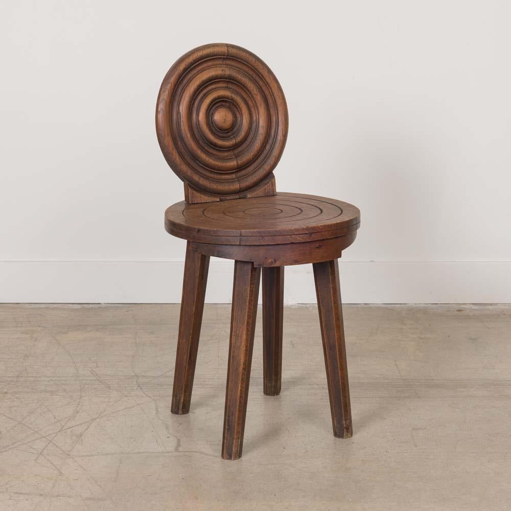 Grande sedia in legno intagliato di Charles Dudouyt, Francia, anni 40. Seduta circolare e schienale circolare in legno con dettagli a coste su quattro gambe intagliate. Perfetta come sedia da appoggio o da sala. 
