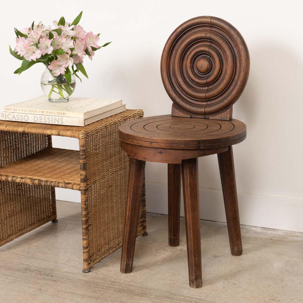 Francese Sedia francese in legno intagliato degli anni '40 di Charles Dudouyt in vendita