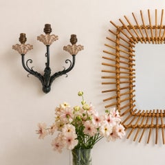 Par de apliques de hierro pintados con motivos florales franceses