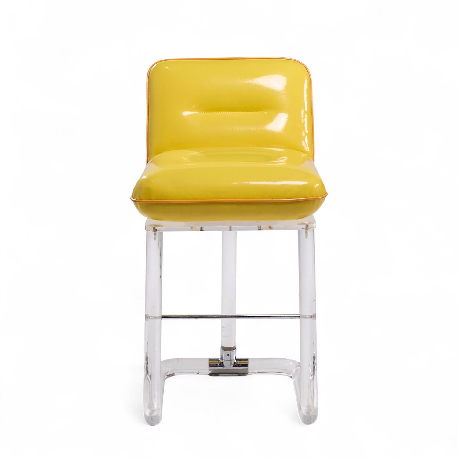 Lion in Frost Mid Century Lucite Swivel Bar Stools - Set of 3 In Good Condition For Sale In Countryside, IL