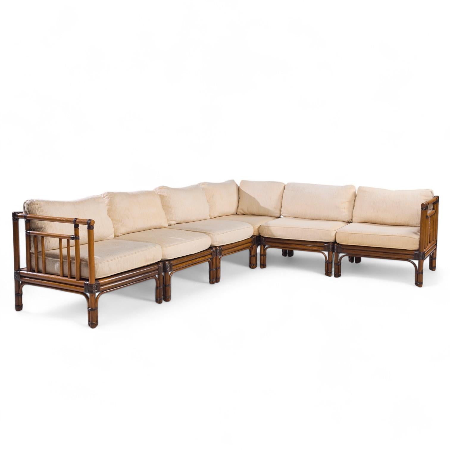 Sofá seccional de ratán Baker McGuire Mid Century

Este sofá seccional mide 118 de ancho x 89 de fondo x 32 pulgadas de alto, con una altura del asiento de 17 y una altura de los brazos de 28 pulgadas

Hacemos nuestras fotos en un estudio con
