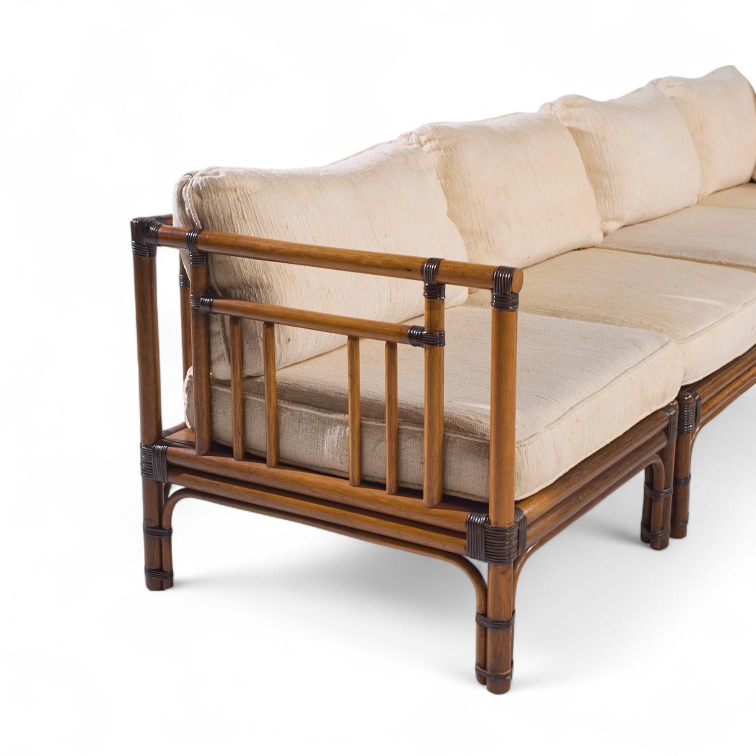 Sofá seccional de ratán Baker McGuire Mid Century Estadounidense en venta