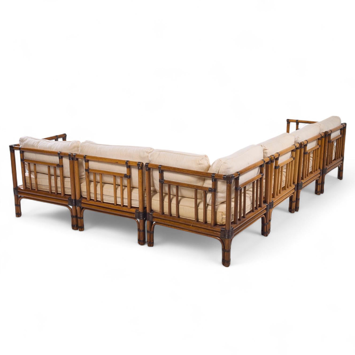 Sofá seccional de ratán Baker McGuire Mid Century siglo XX en venta
