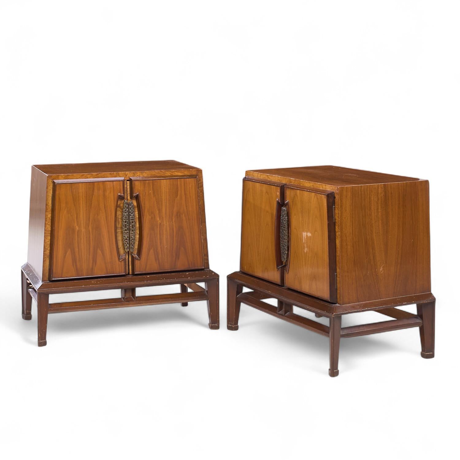 Mid-Century moderno Comodini in noce di Helen Hobey Baker, metà del secolo scorso - Coppia in vendita