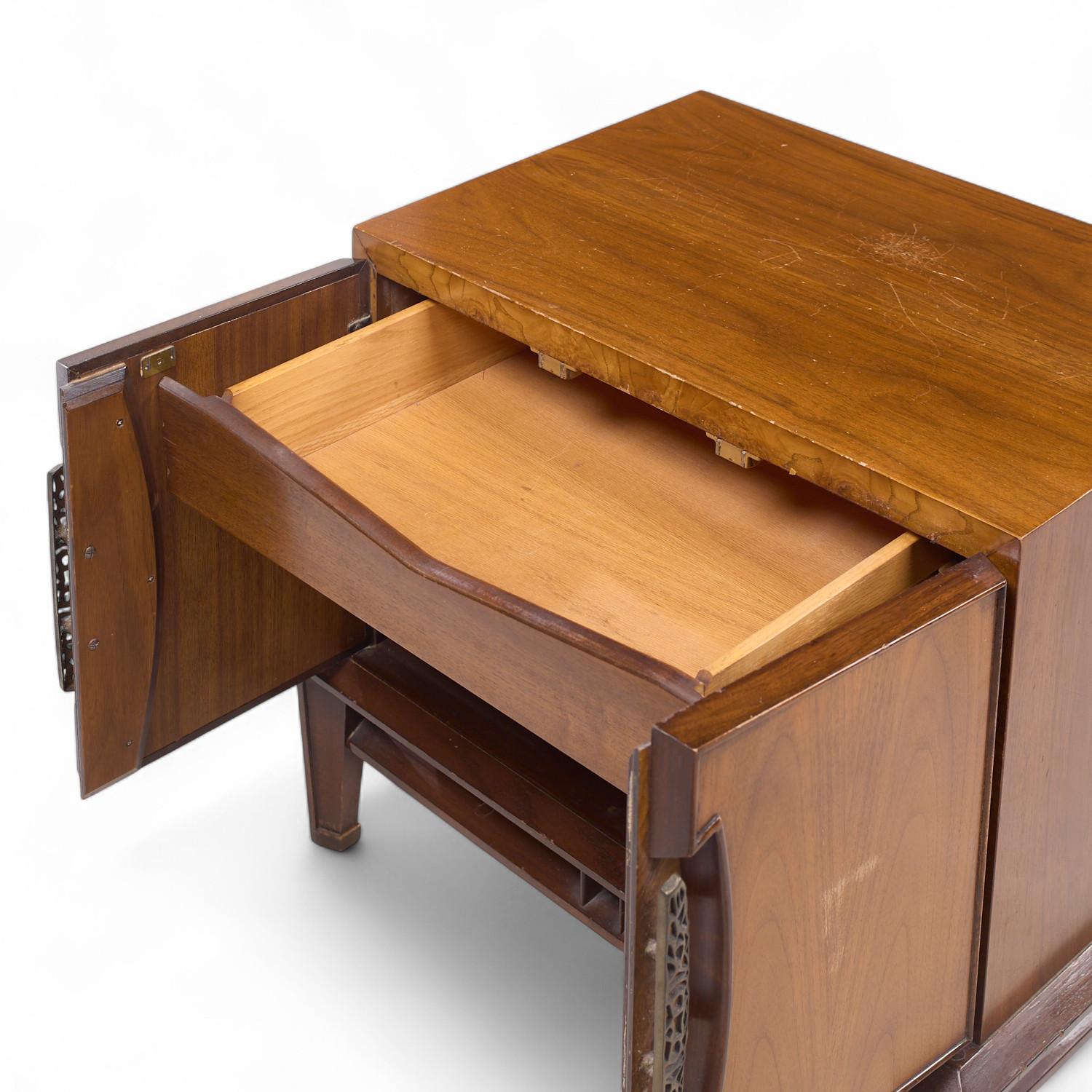 Comodini in noce di Helen Hobey Baker, metà del secolo scorso - Coppia in vendita 2