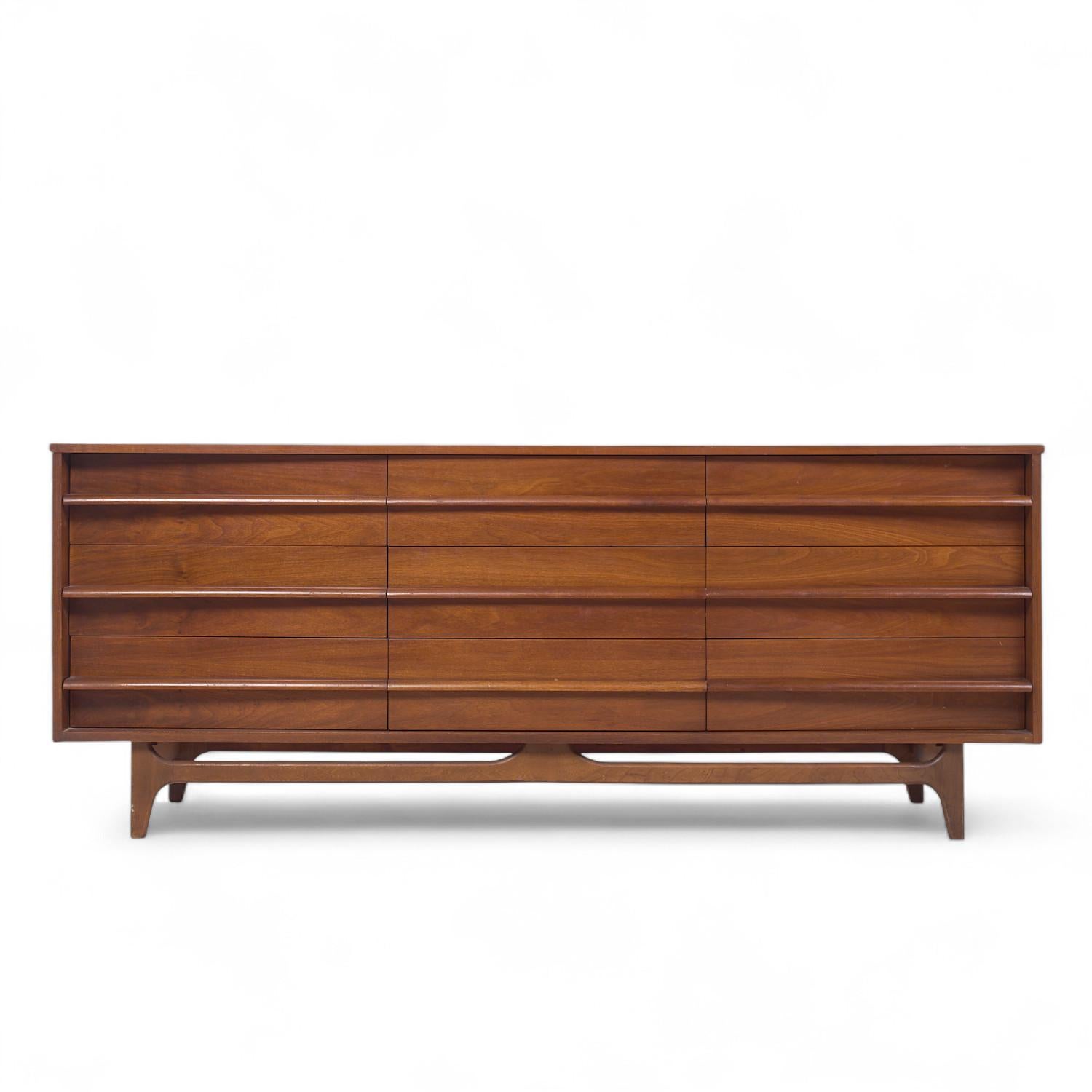 Young Manufacturing Mid Century Walnut Curved Lowboy Dresser (Comò basso curvo in noce)

Questo mobile basso misura: 80 di larghezza x 20,75 di profondità x 32,25 di altezza

Tutti i mobili possono essere acquistati in quello che noi chiamiamo stato