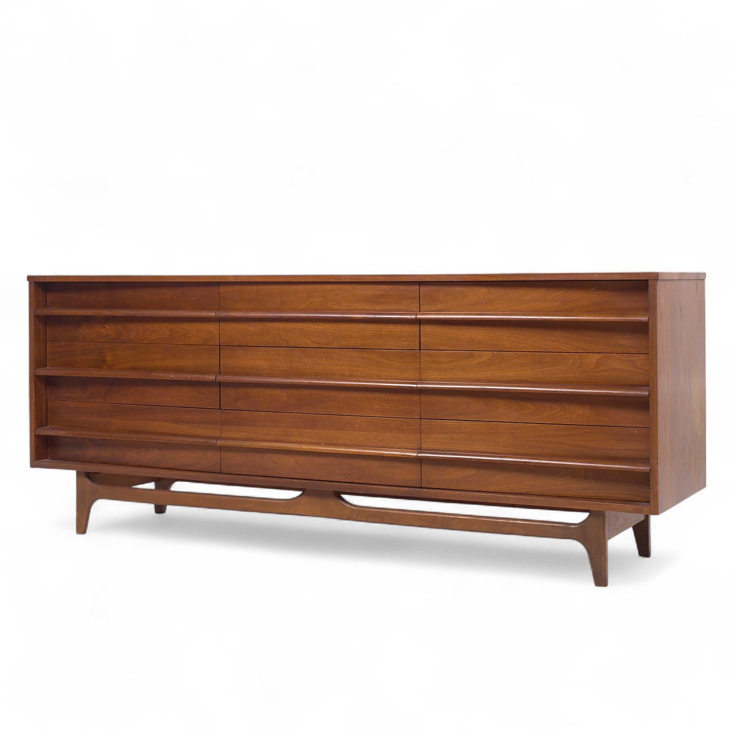 Mid-Century moderno Young Manufacturing Mid Century Walnut Curved Lowboy Dresser (Comò basso curvo in noce) in vendita