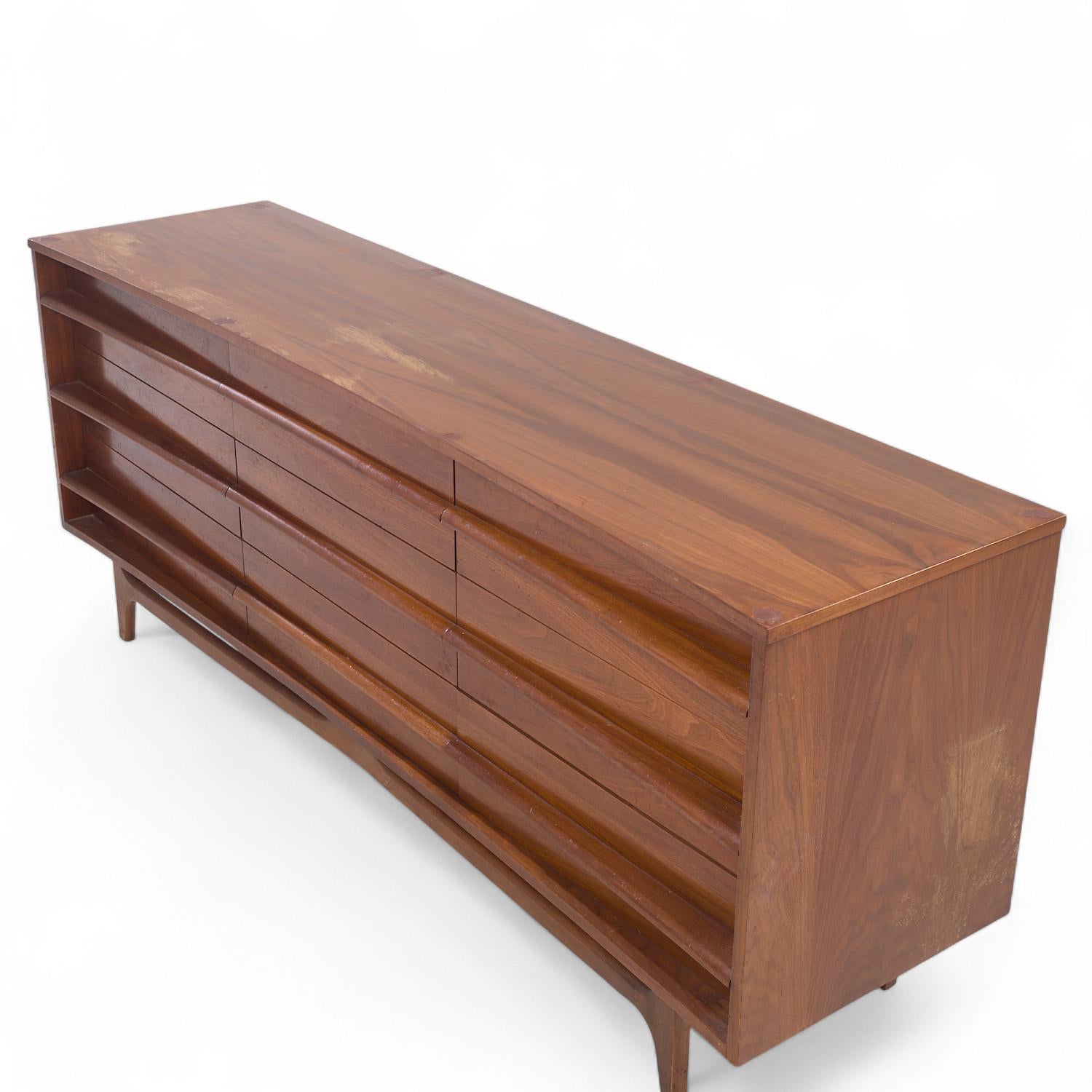 Noce Young Manufacturing Mid Century Walnut Curved Lowboy Dresser (Comò basso curvo in noce) in vendita