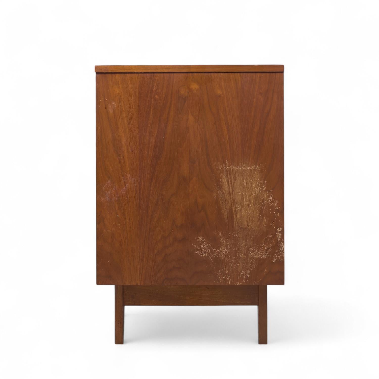 Young Manufacturing Mid Century Walnut Curved Lowboy Dresser (Comò basso curvo in noce) In condizioni buone in vendita a Countryside, IL