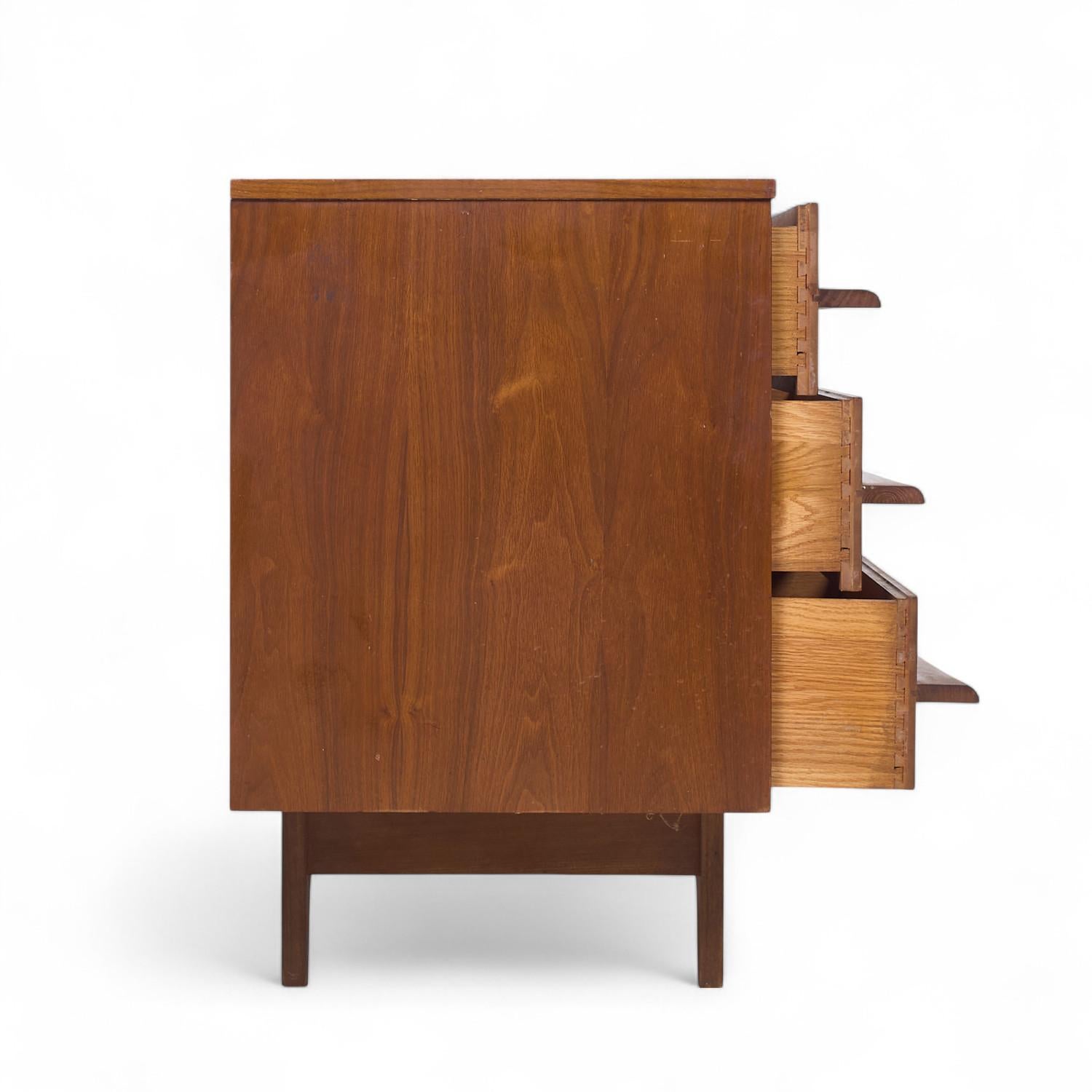 Americano Young Manufacturing Mid Century Walnut Curved Lowboy Dresser (Comò basso curvo in noce) in vendita