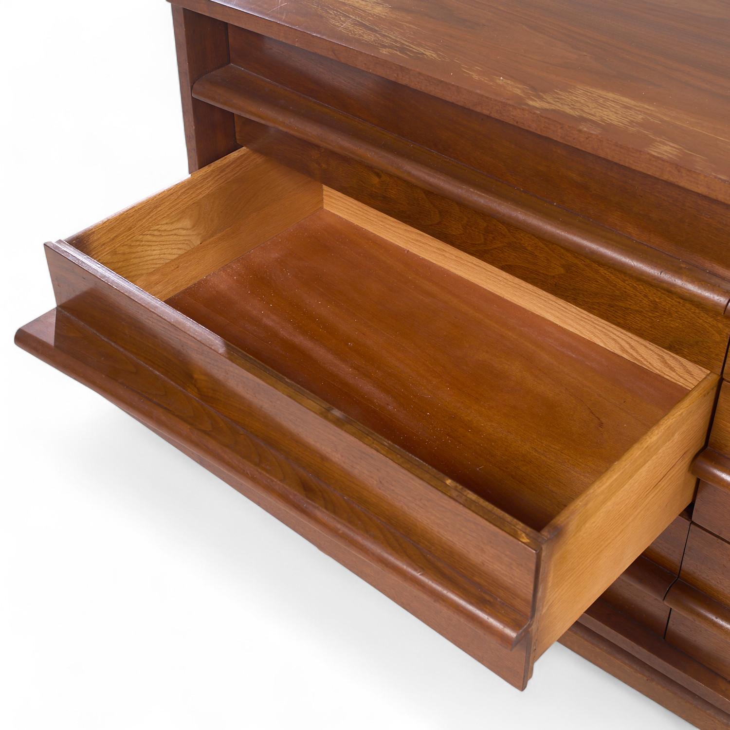 XX secolo Young Manufacturing Mid Century Walnut Curved Lowboy Dresser (Comò basso curvo in noce) in vendita