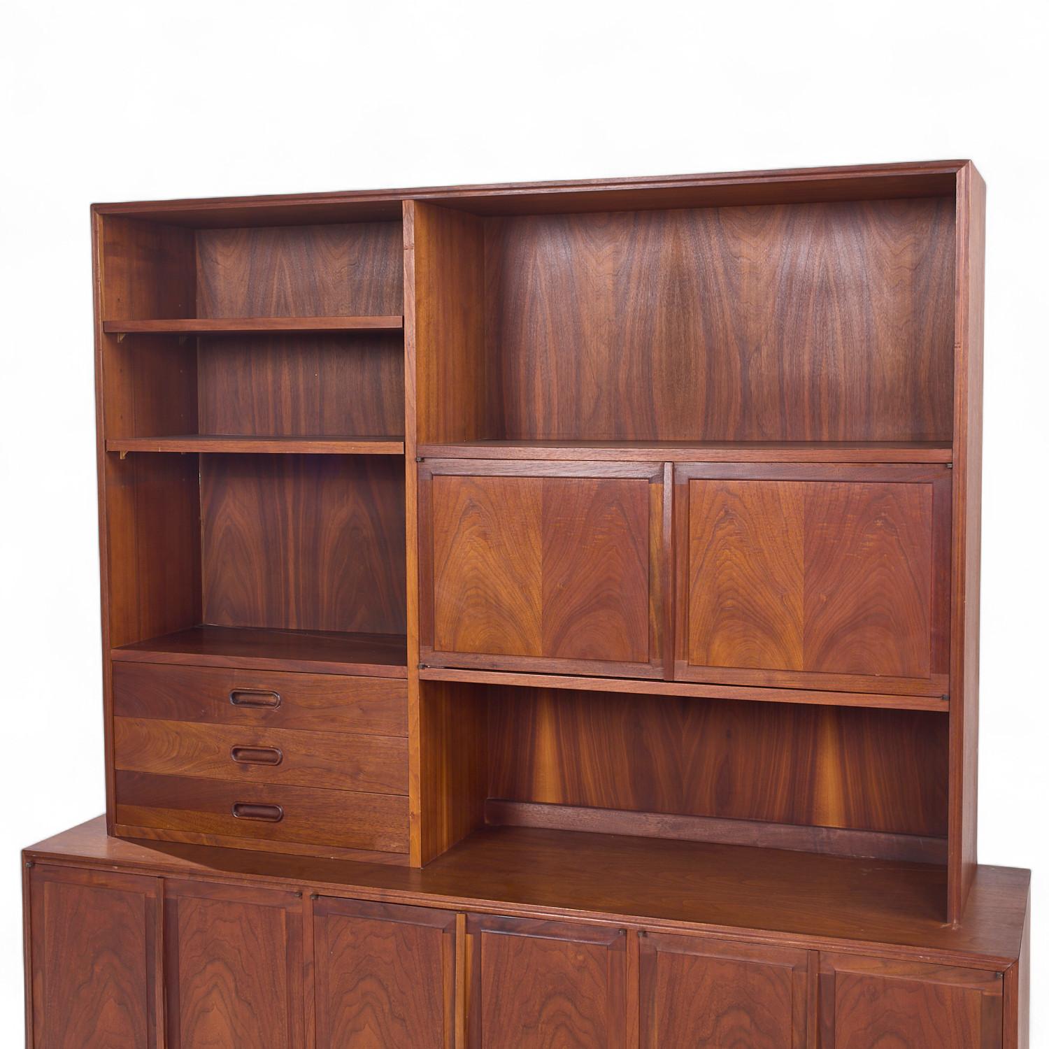 Jack Cartwright per Founders Credenza e credenza in noce di metà secolo in vendita 1