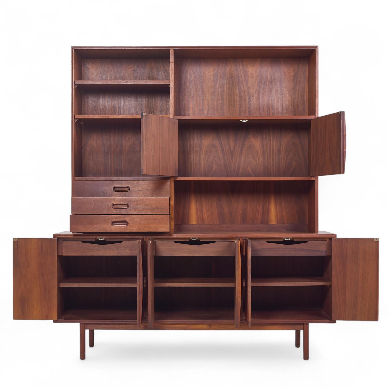 Jack Cartwright per Founders Credenza e credenza in noce di metà secolo

La credenza misura: 67 di larghezza x 18 di profondità x 30 di altezza
Il mobile misura: 60 di larghezza x 12,75 di profondità x 45,25 di altezza
L'altezza combinata della