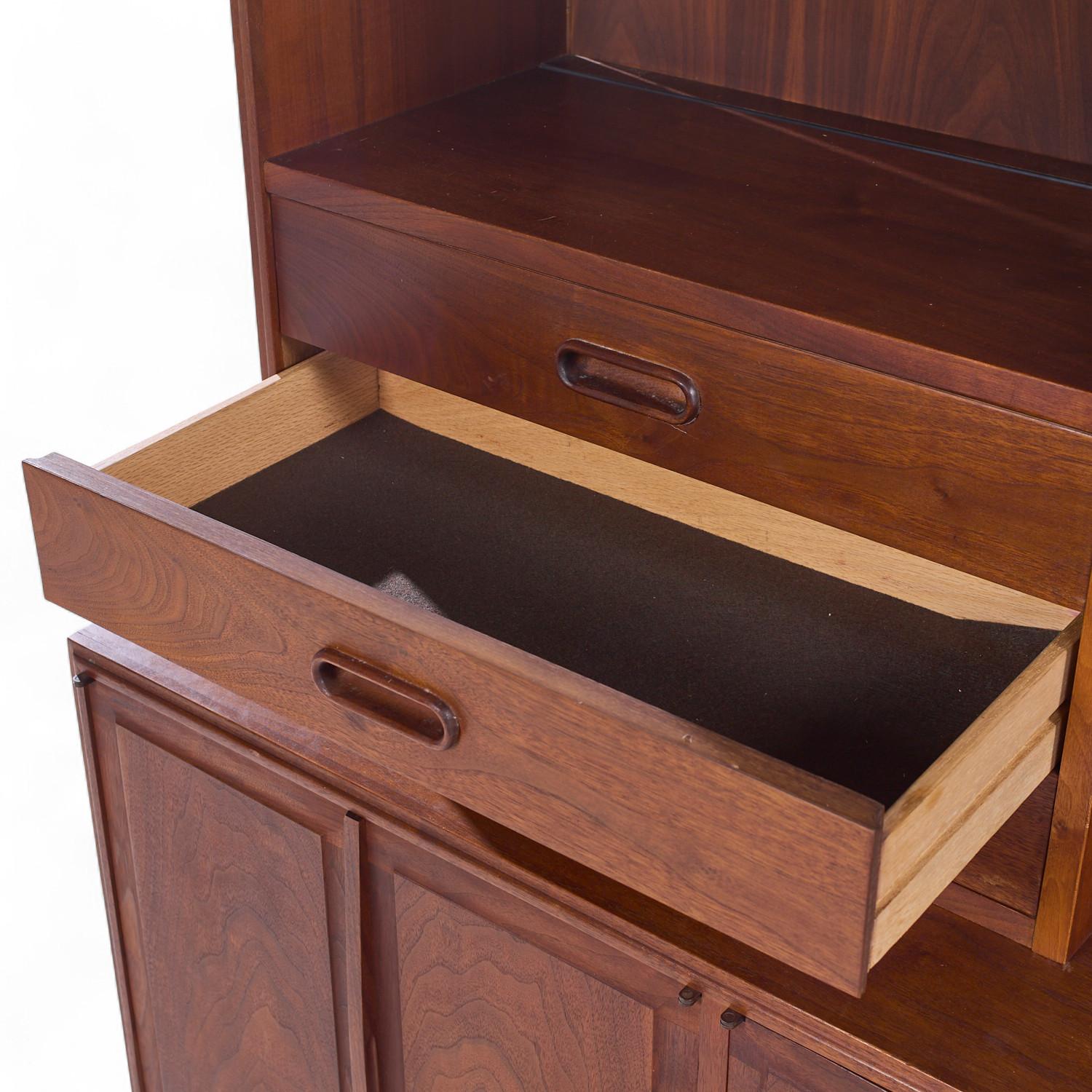 Jack Cartwright per Founders Credenza e credenza in noce di metà secolo in vendita 3