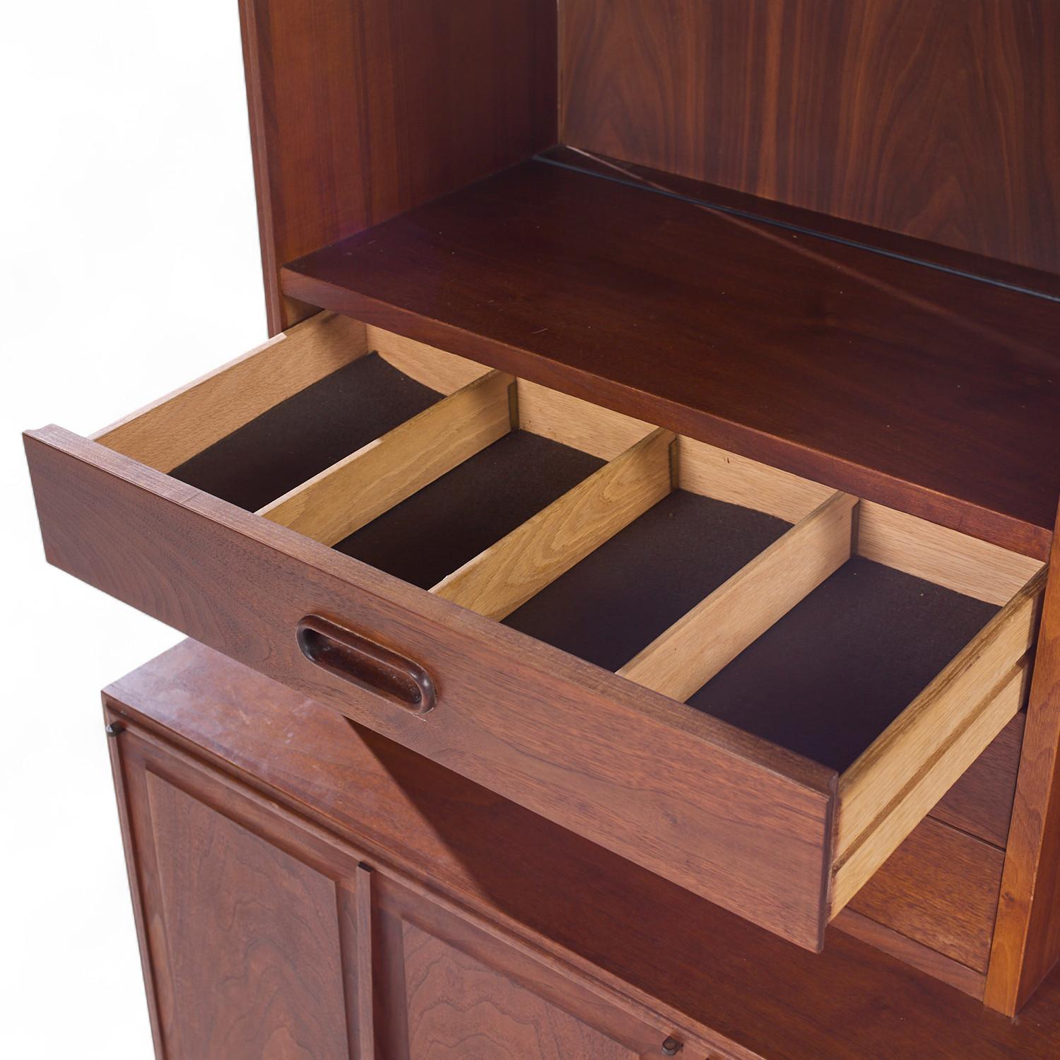 Jack Cartwright per Founders Credenza e credenza in noce di metà secolo in vendita 4