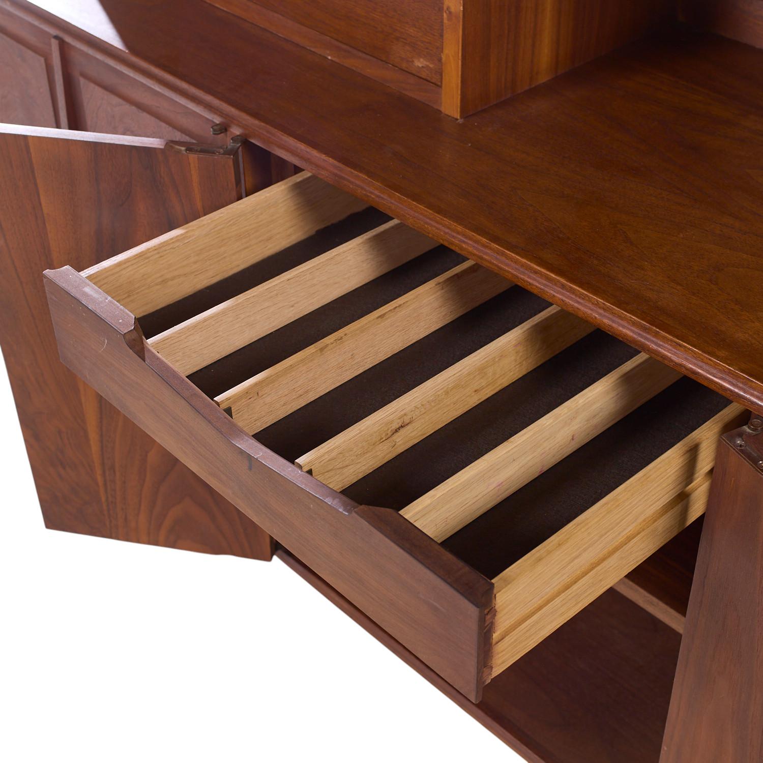 Jack Cartwright per Founders Credenza e credenza in noce di metà secolo in vendita 6