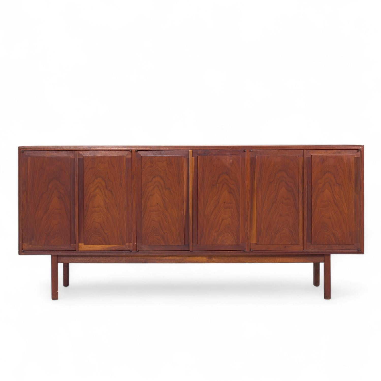 XX secolo Jack Cartwright per Founders Credenza e credenza in noce di metà secolo in vendita