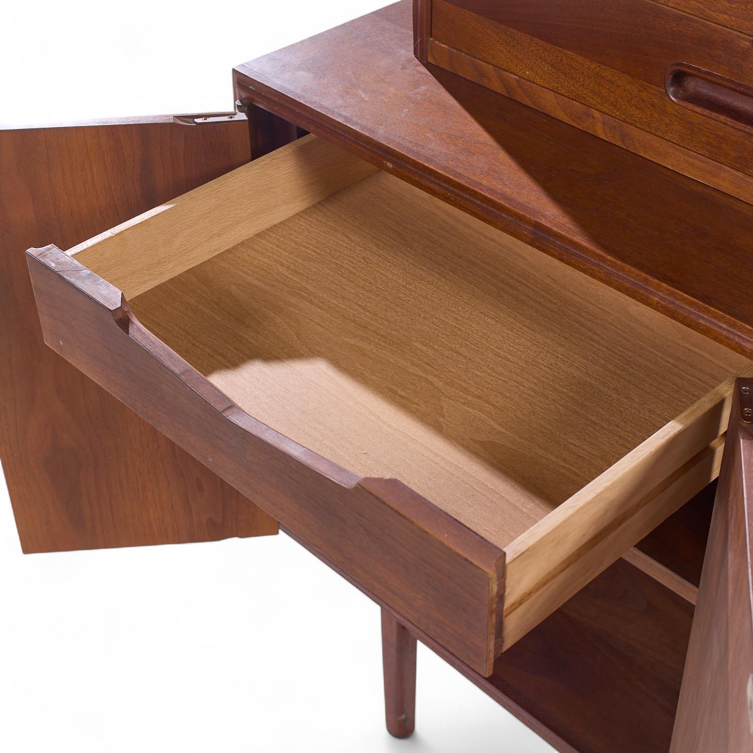 Jack Cartwright per Founders Credenza e credenza in noce di metà secolo in vendita 5