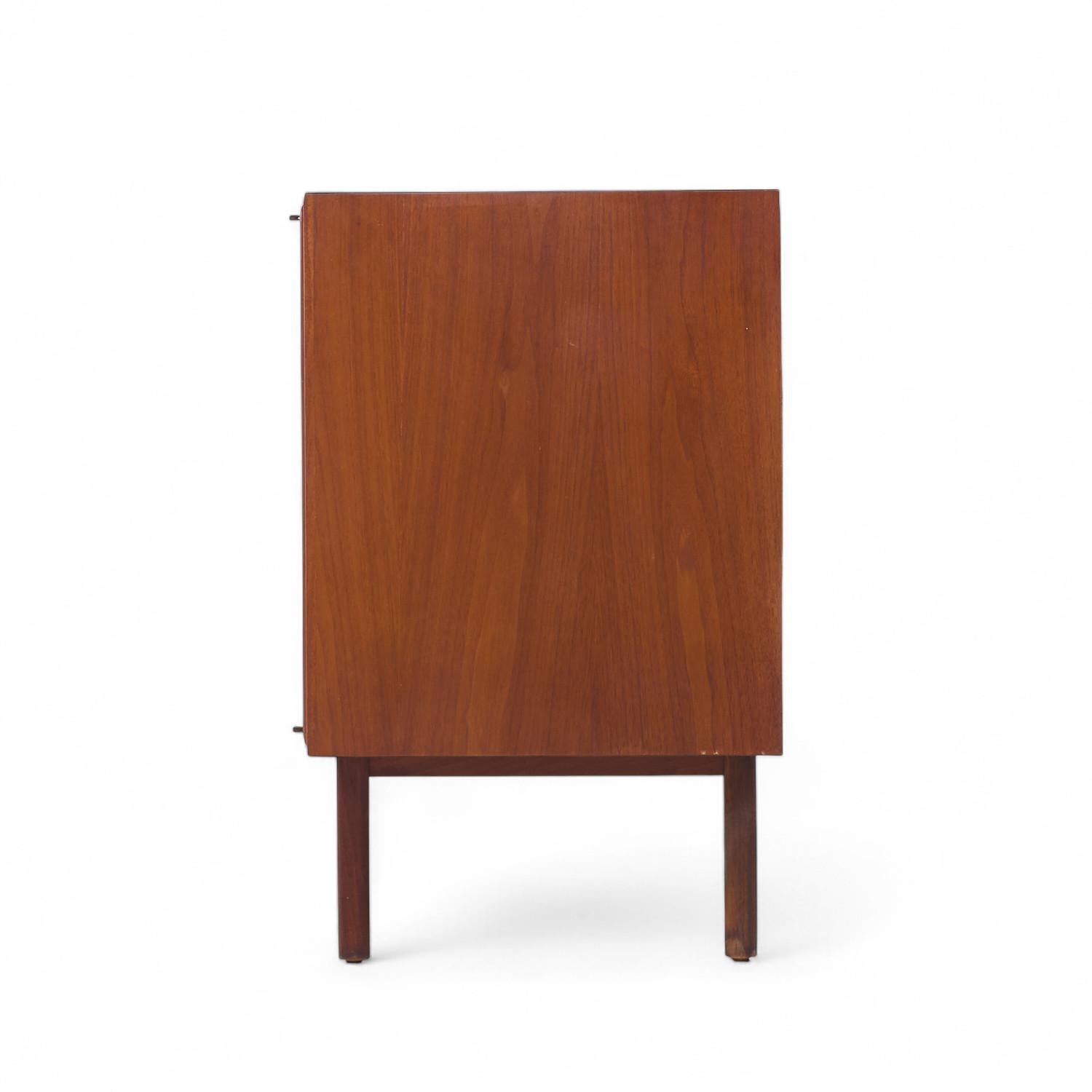 Mid-Century moderno Jack Cartwright per Founders Credenza e credenza in noce di metà secolo in vendita