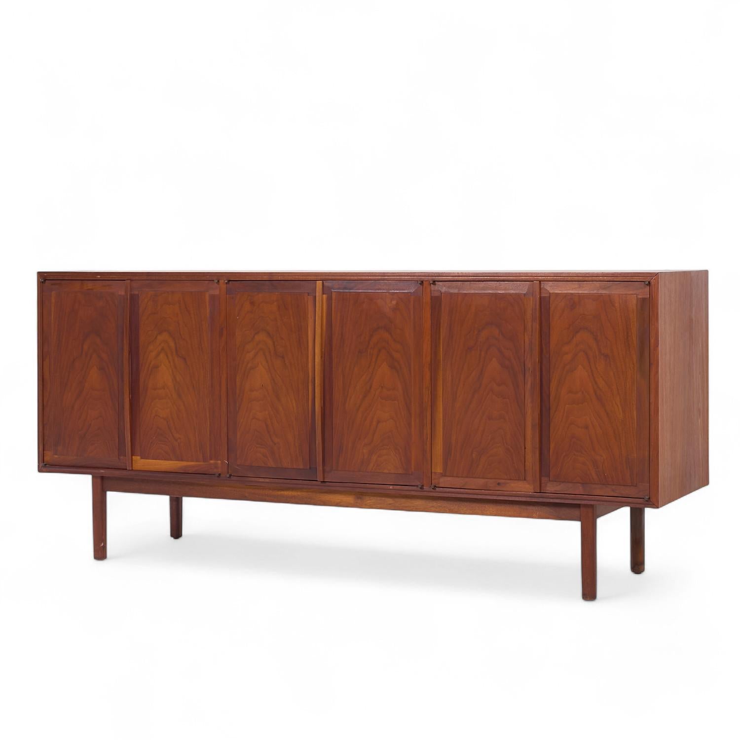 Noce Jack Cartwright per Founders Credenza e credenza in noce di metà secolo in vendita