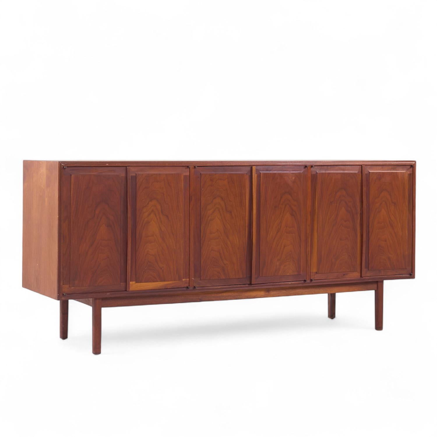 Jack Cartwright per Founders Credenza e credenza in noce di metà secolo In condizioni buone in vendita a Countryside, IL