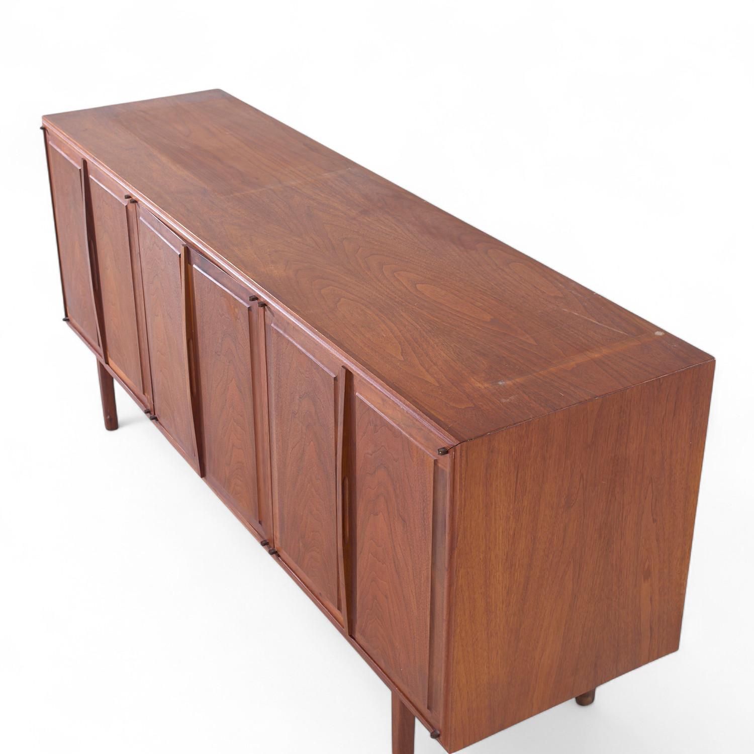 Jack Cartwright per Founders Credenza e credenza in noce di metà secolo in vendita 7