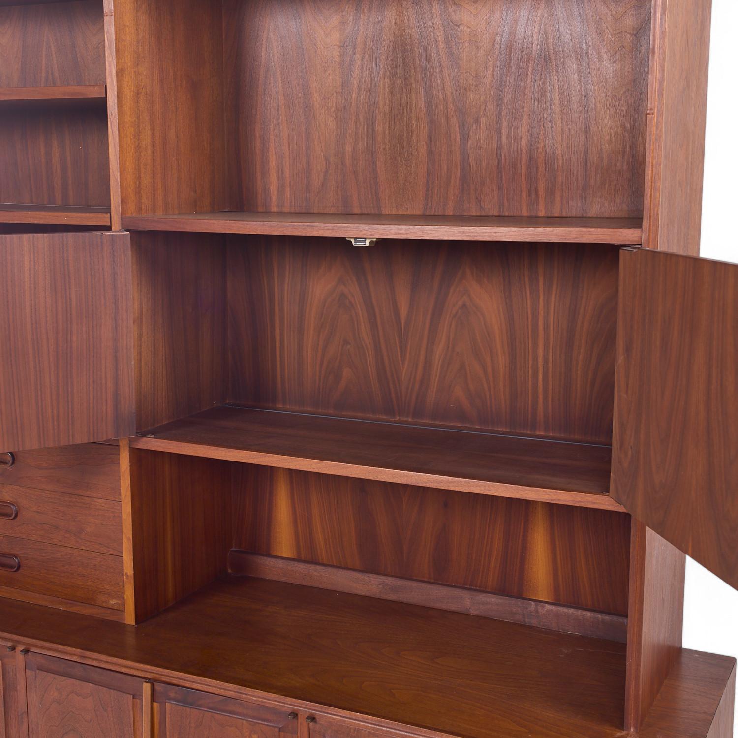 Jack Cartwright per Founders Credenza e credenza in noce di metà secolo in vendita 2