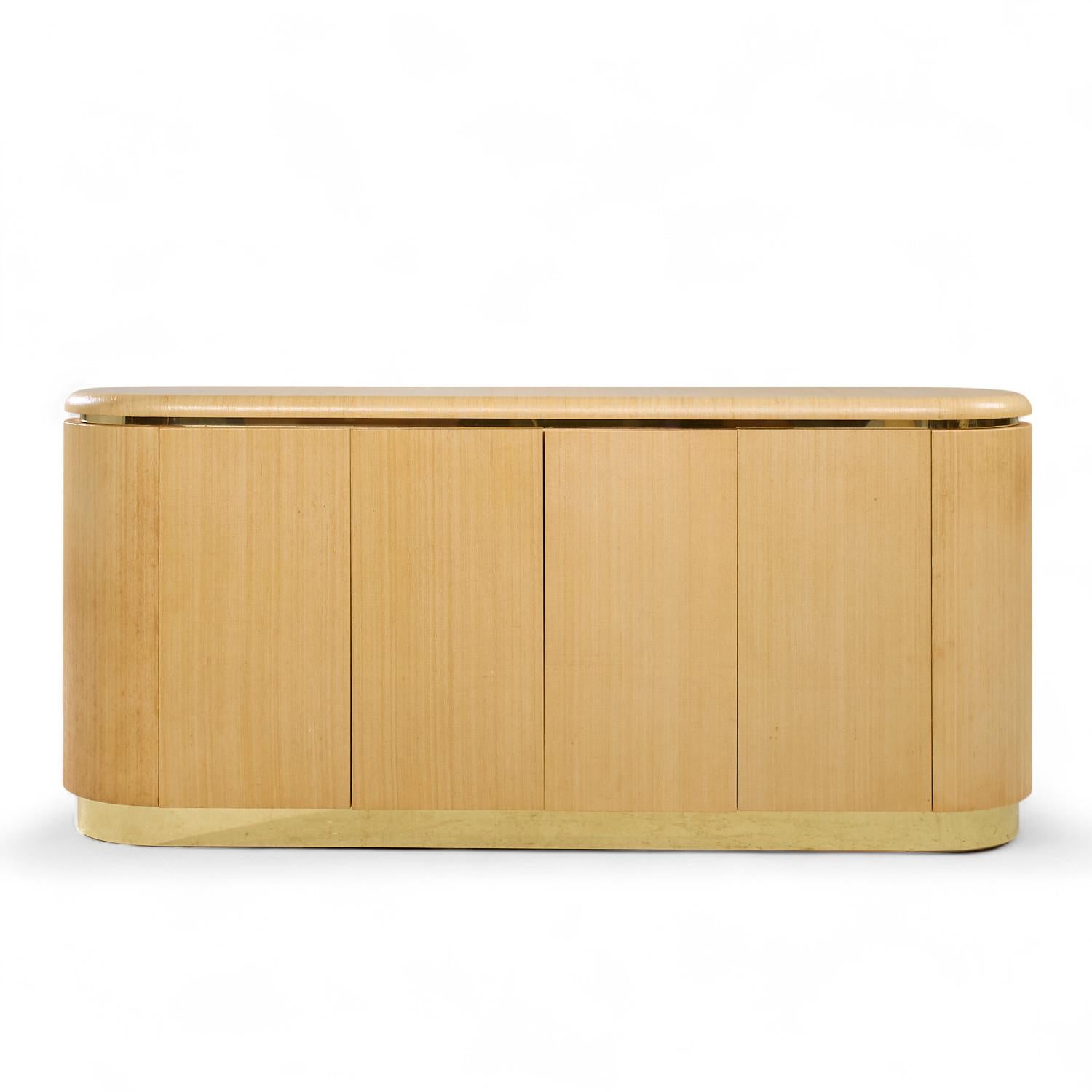 Credenza in stile Karl Springer, metà secolo, in tessuto d'erba e ottone

Questa credenza misura: 71,5 larghezza x 18,25 profondità x 32,75 pollici di altezza

Scattiamo le nostre foto in uno studio a illuminazione controllata per mostrare il