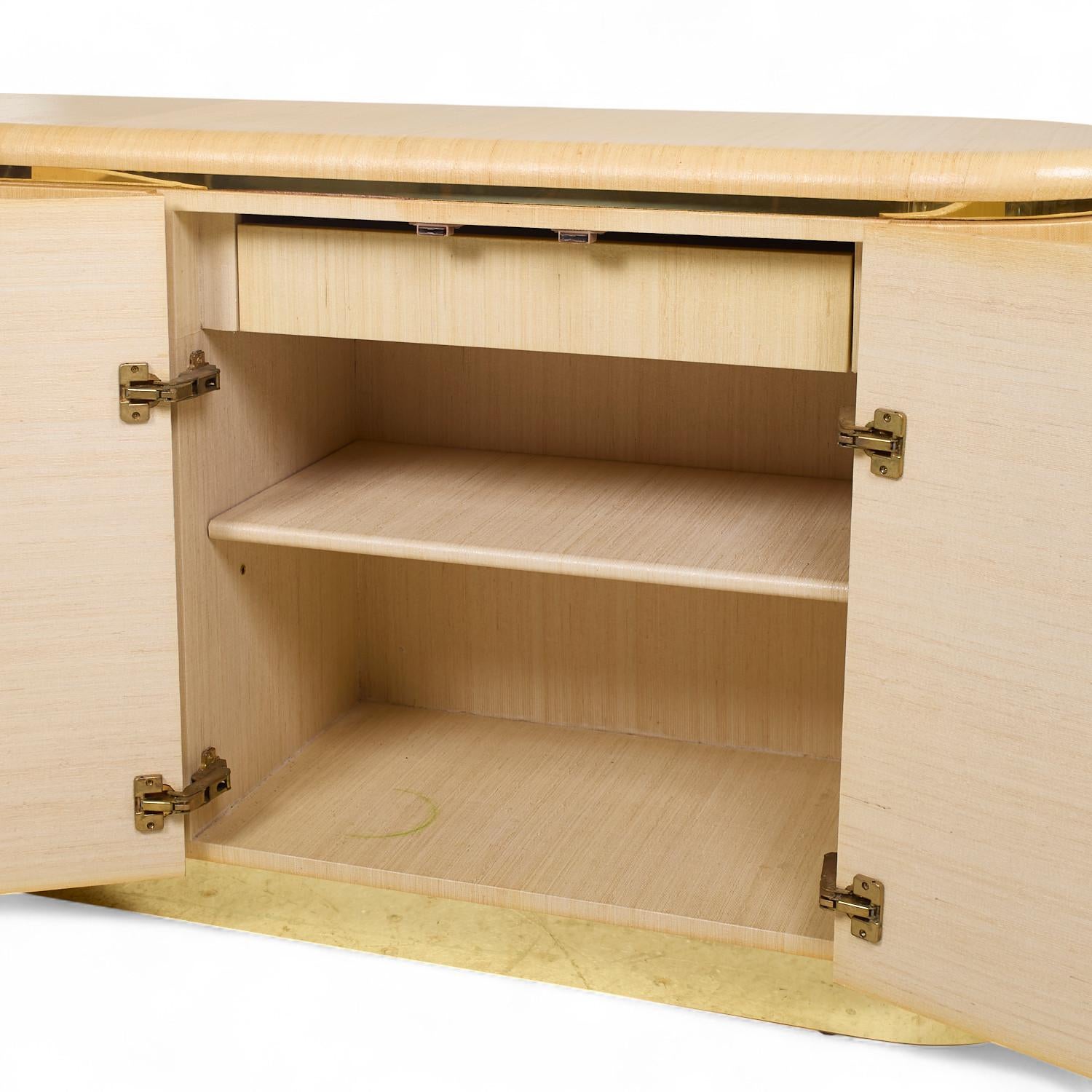 Ottone Credenza in stile Karl Springer, metà secolo, in tessuto d'erba e ottone in vendita