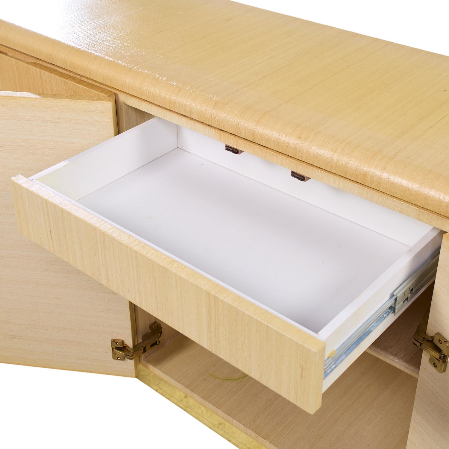 Credenza in stile Karl Springer, metà secolo, in tessuto d'erba e ottone in vendita 1