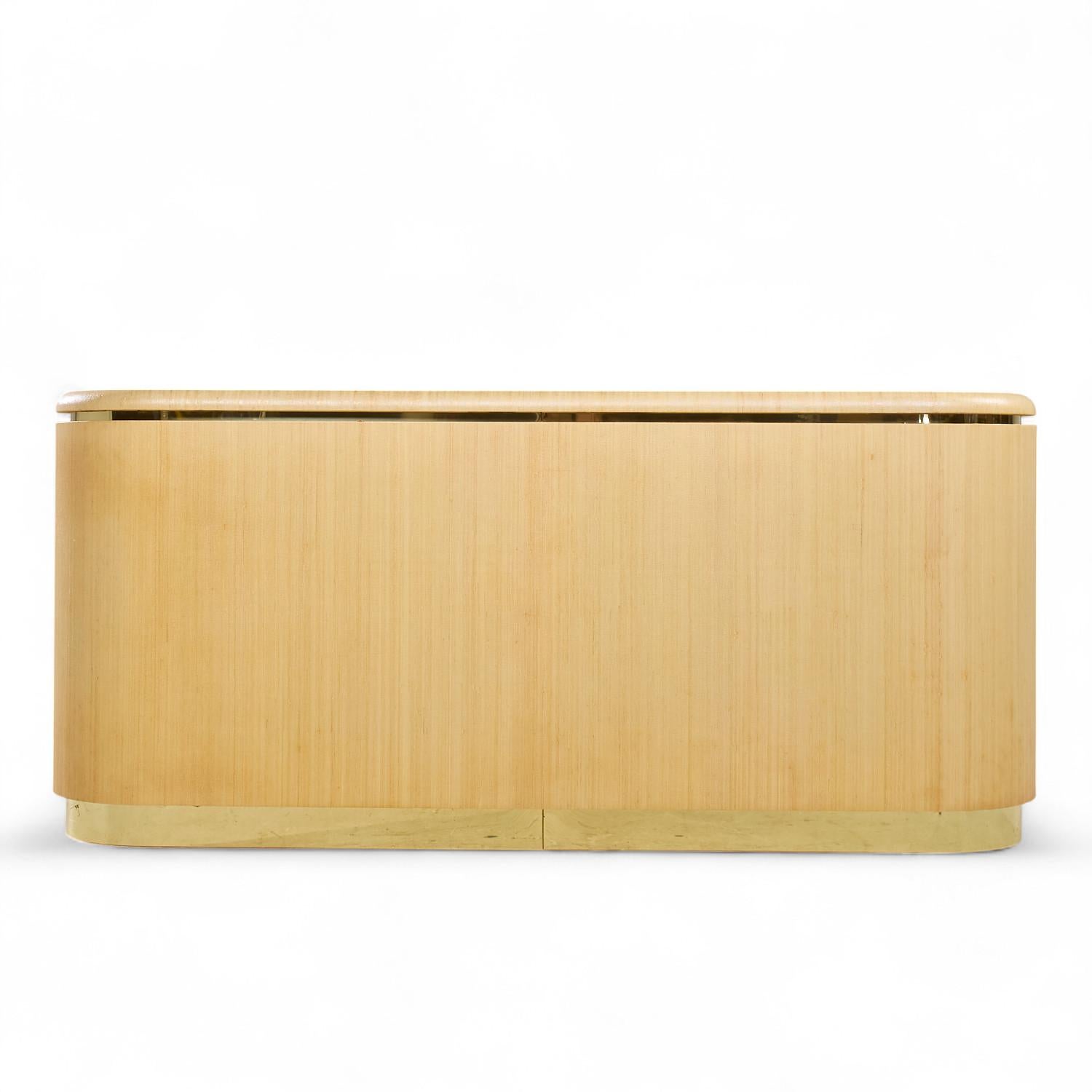 XX secolo Credenza in stile Karl Springer, metà secolo, in tessuto d'erba e ottone in vendita