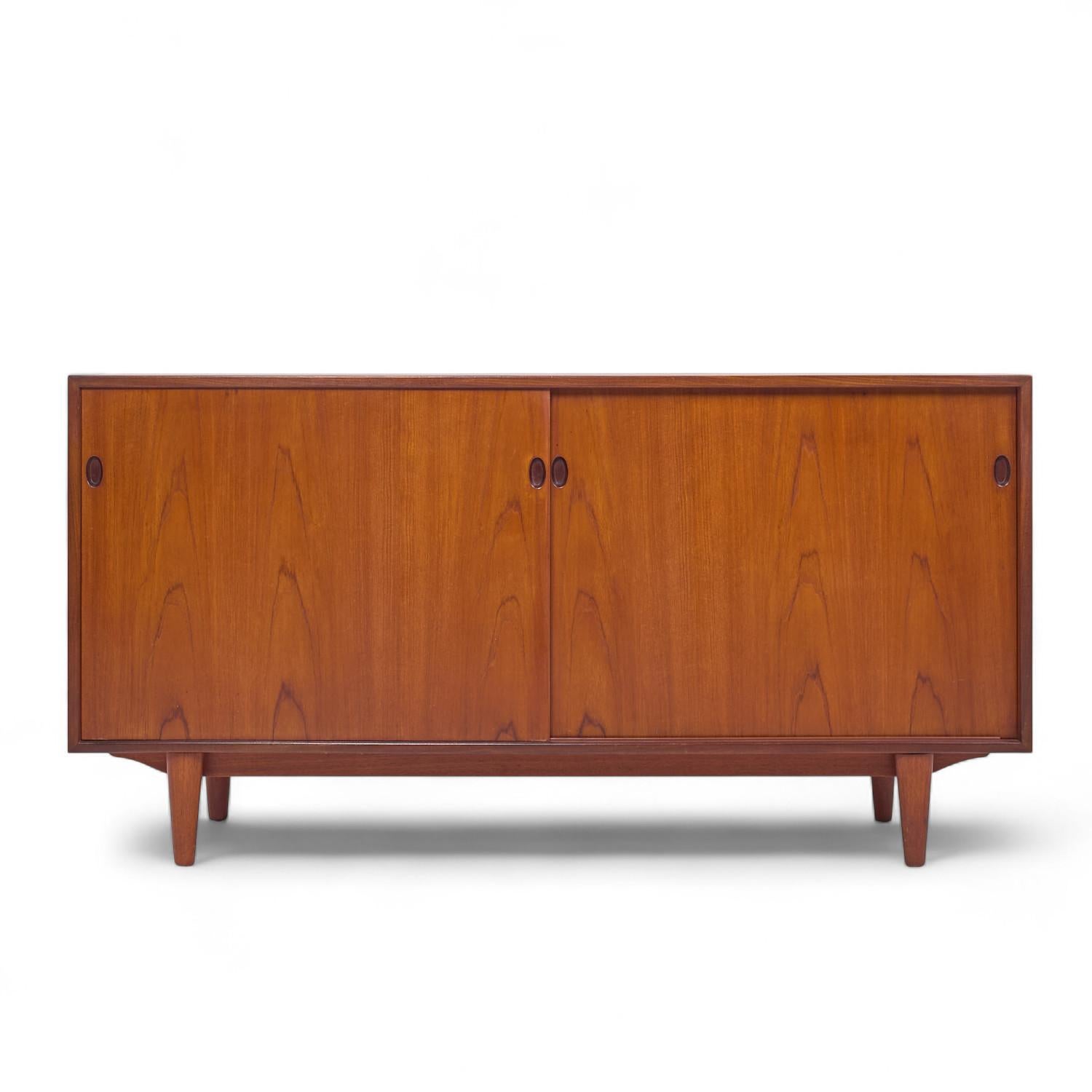 Credenza in teak danese di metà secolo di Kofod Larsen

Questa credenza misura: 59,25 larghezza x 17,75 profondità x 30,5 pollici di altezza

Tutti i mobili possono essere acquistati in quello che noi chiamiamo stato vintage restaurato. Ciò