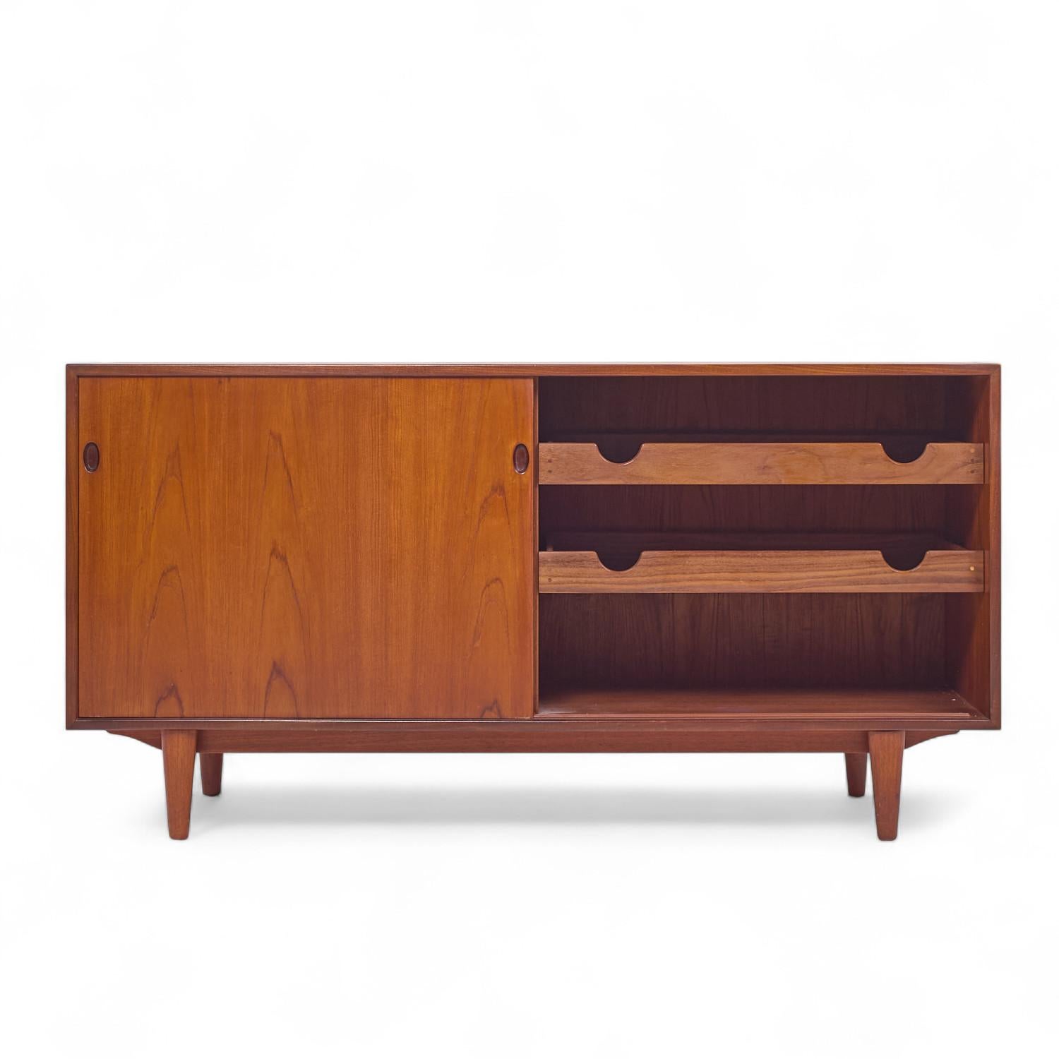 XX secolo Credenza in teak danese di metà secolo di Kofod Larsen in vendita